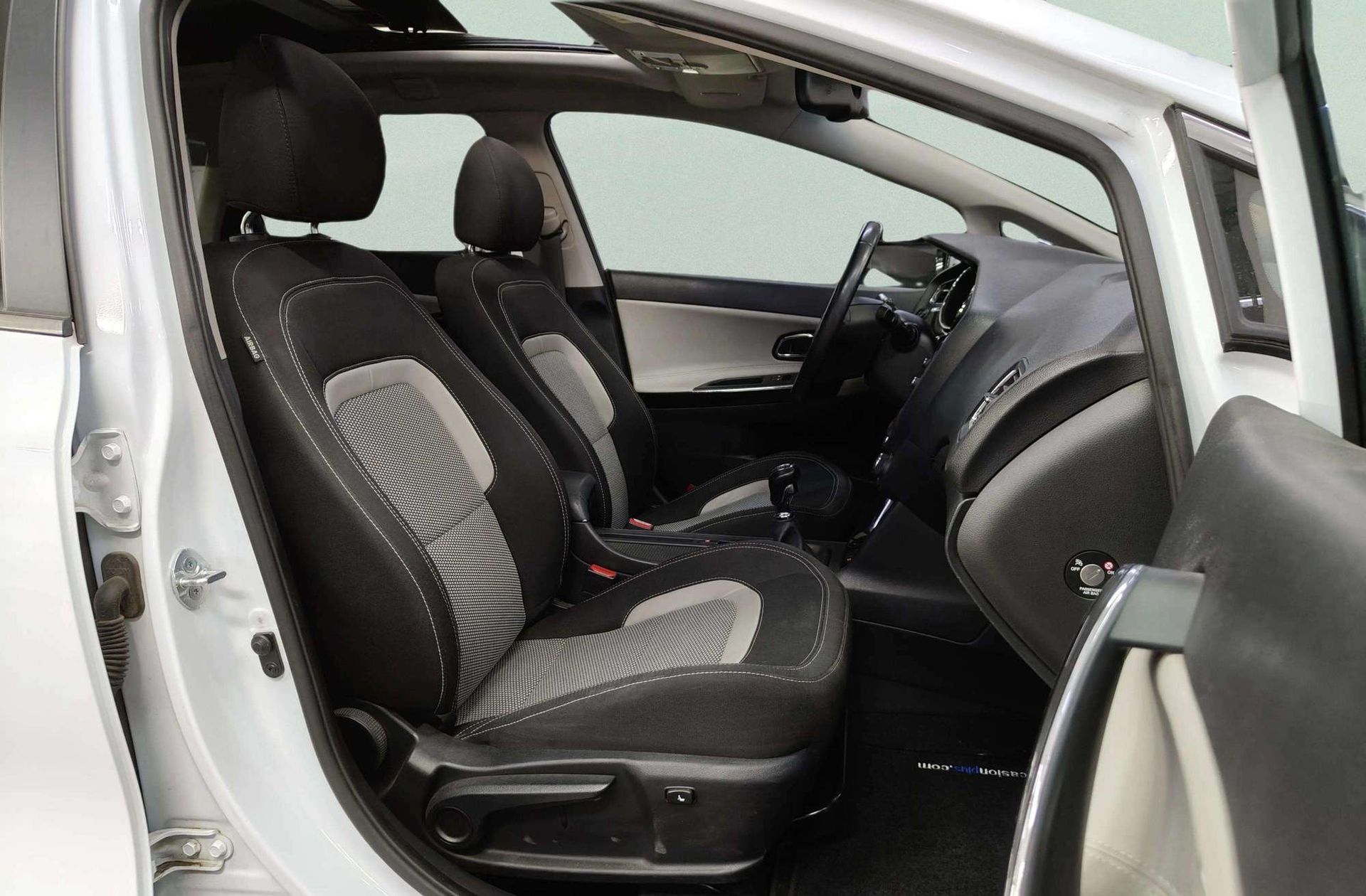 Kia Ceed 1.6 CRDi VGT Emotion - foto 18