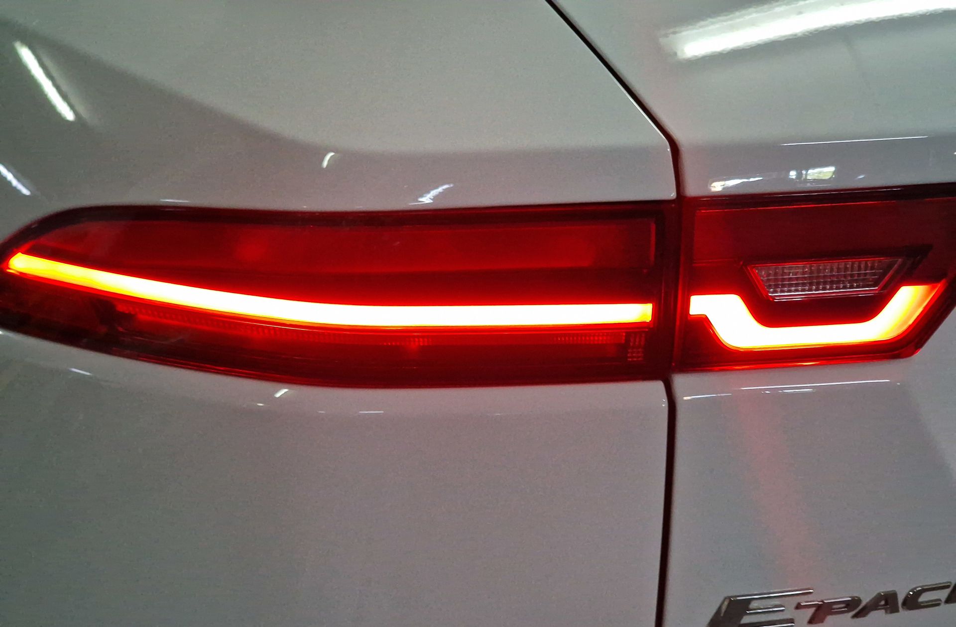 Jaguar E-Pace 2.0D 4WD - foto 17