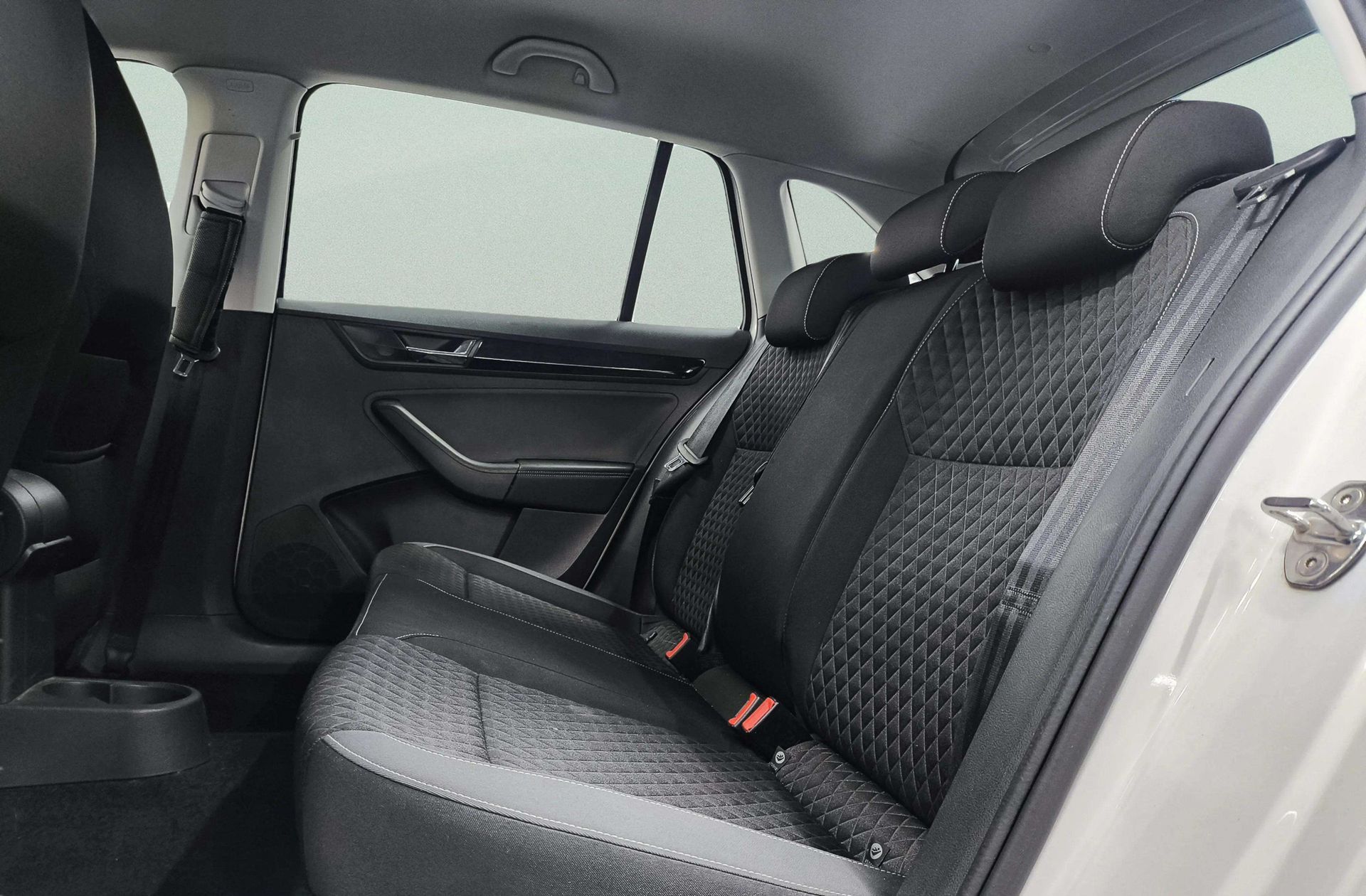 Škoda Spaceback 1.4 TSI Like DSG - foto 11