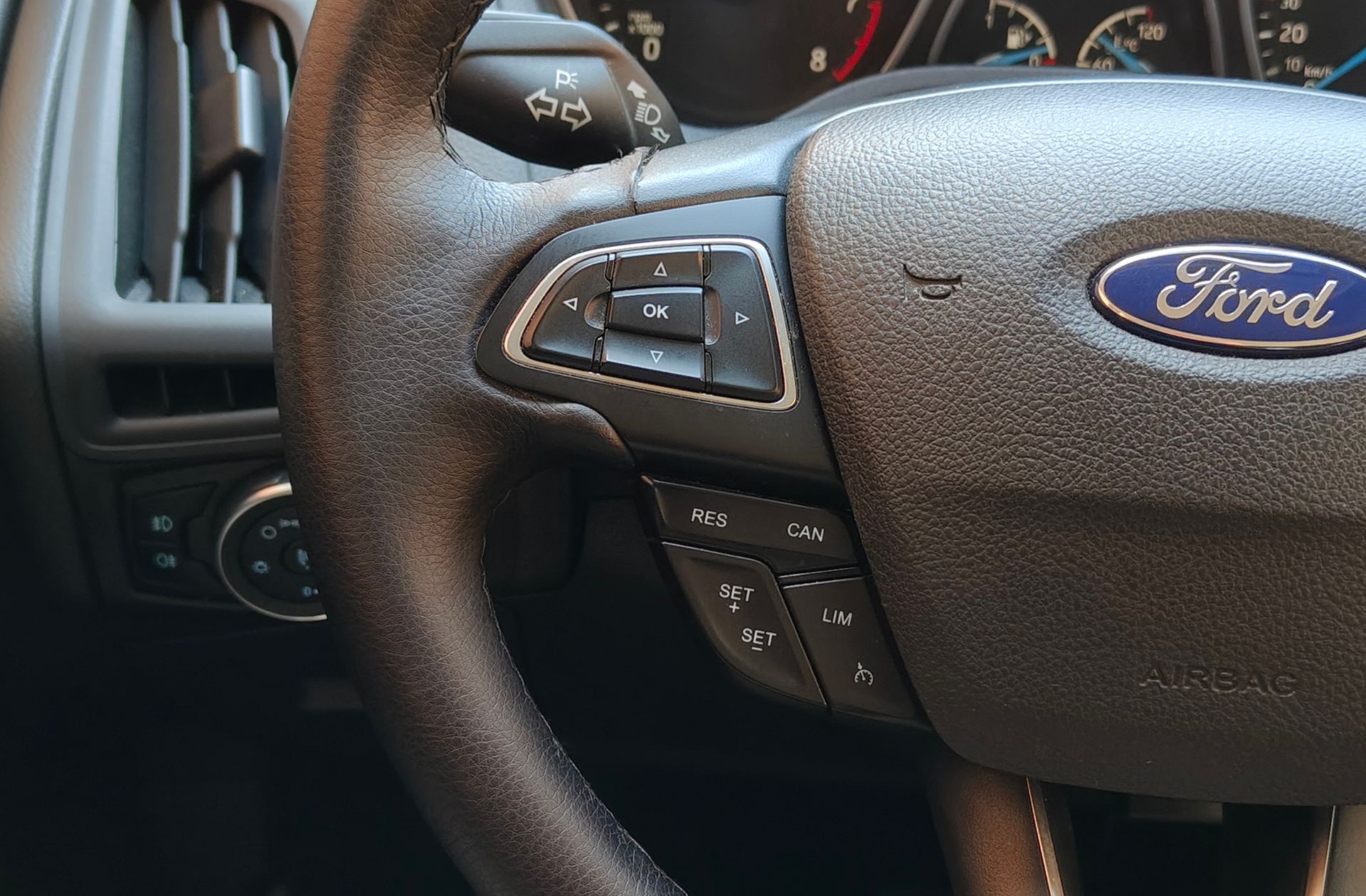 Ford Focus 1.0 EcoBoost Titanium - foto 23