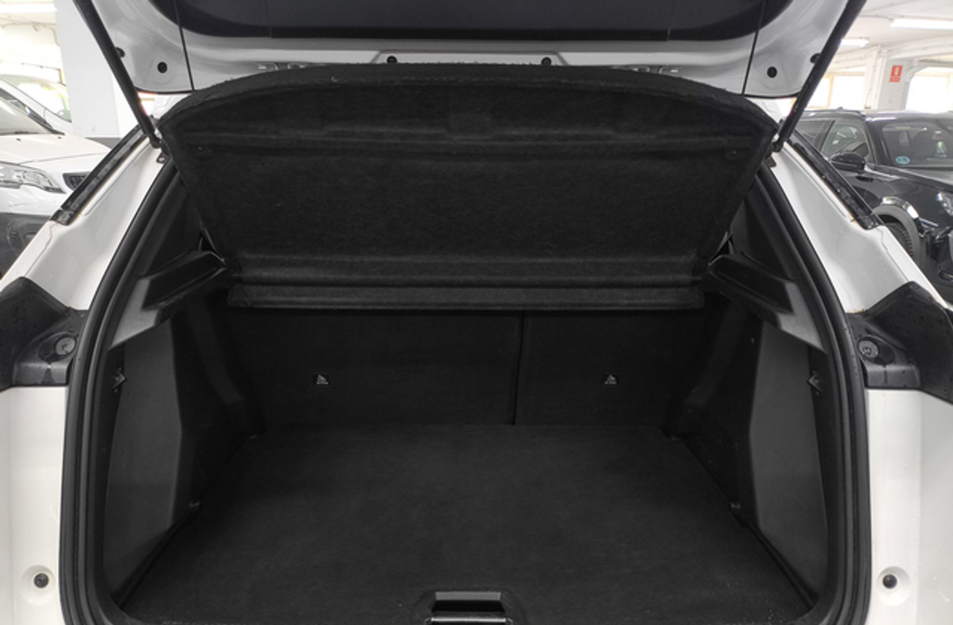 Peugeot 2008 PureTech 130 Allure EAT8 - foto 18