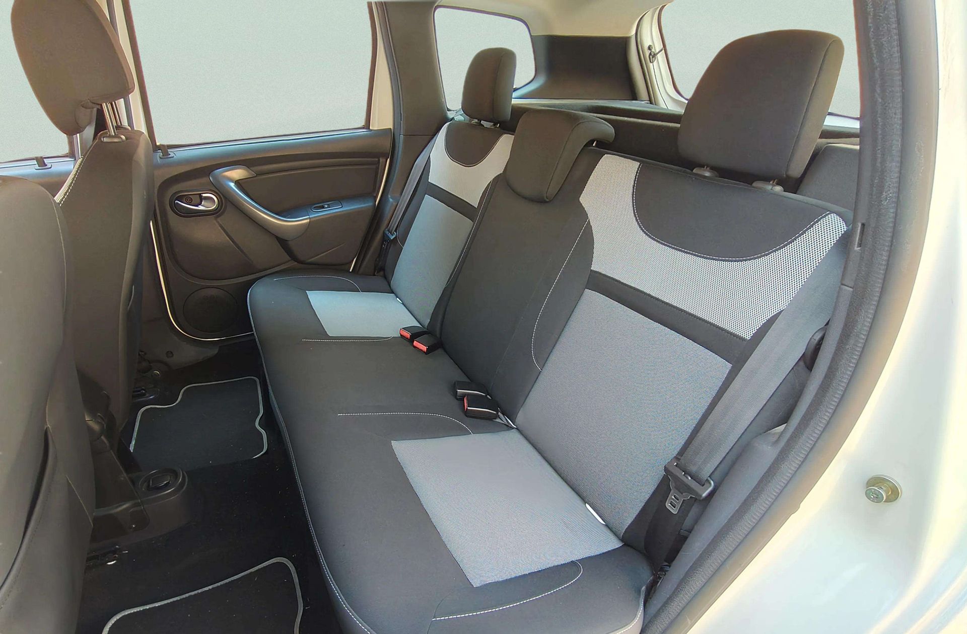 Dacia Duster Laureate TCe 4x2 - foto 8