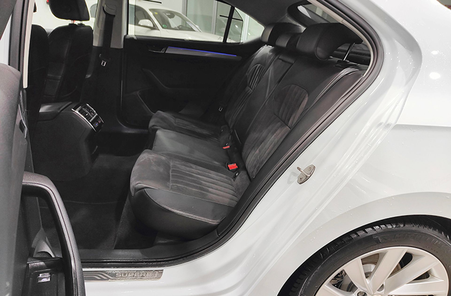 Škoda Superb 1.4 TSI Style DSG - foto 13