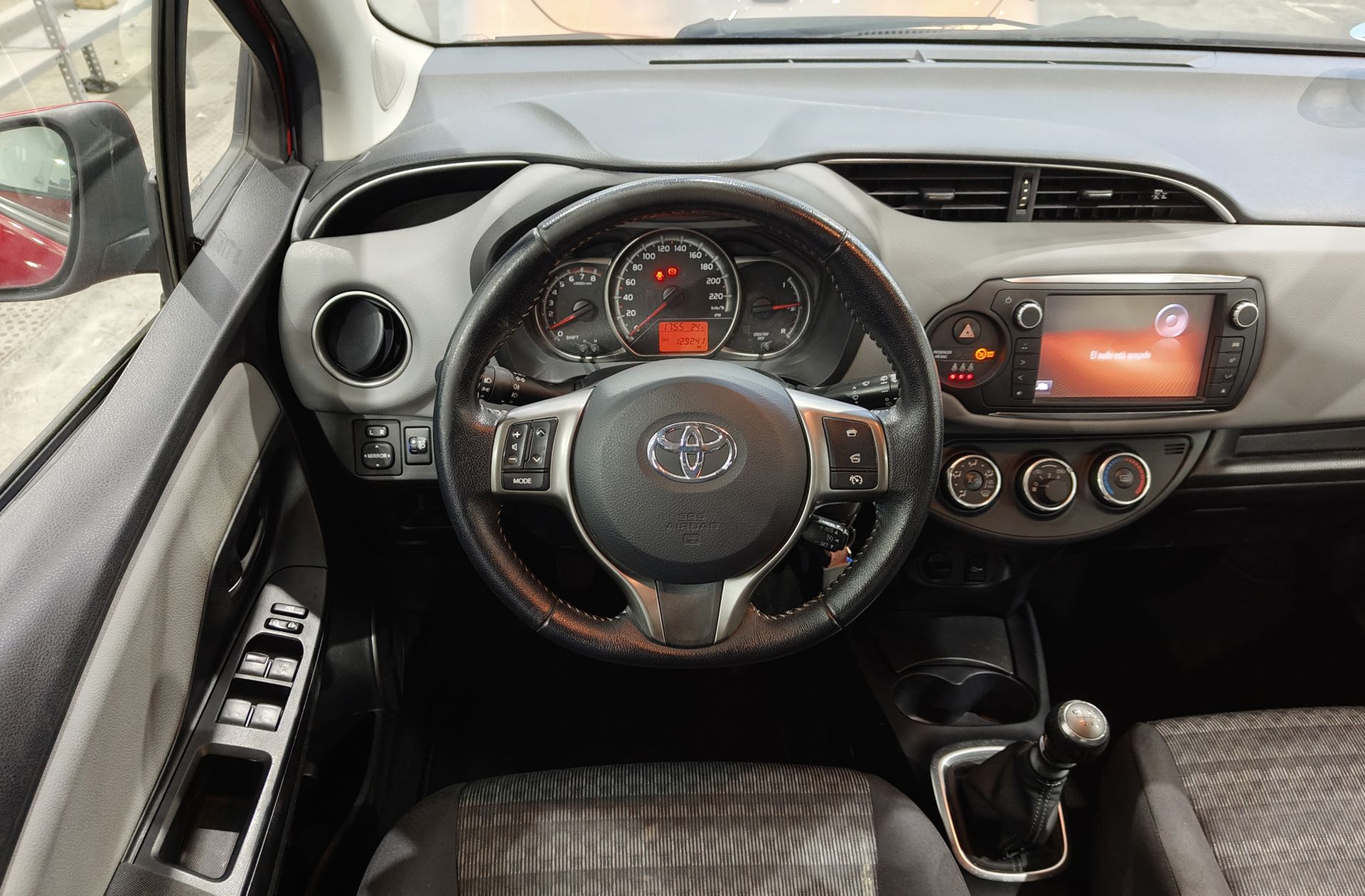 Toyota Yaris 100 Active - foto 19