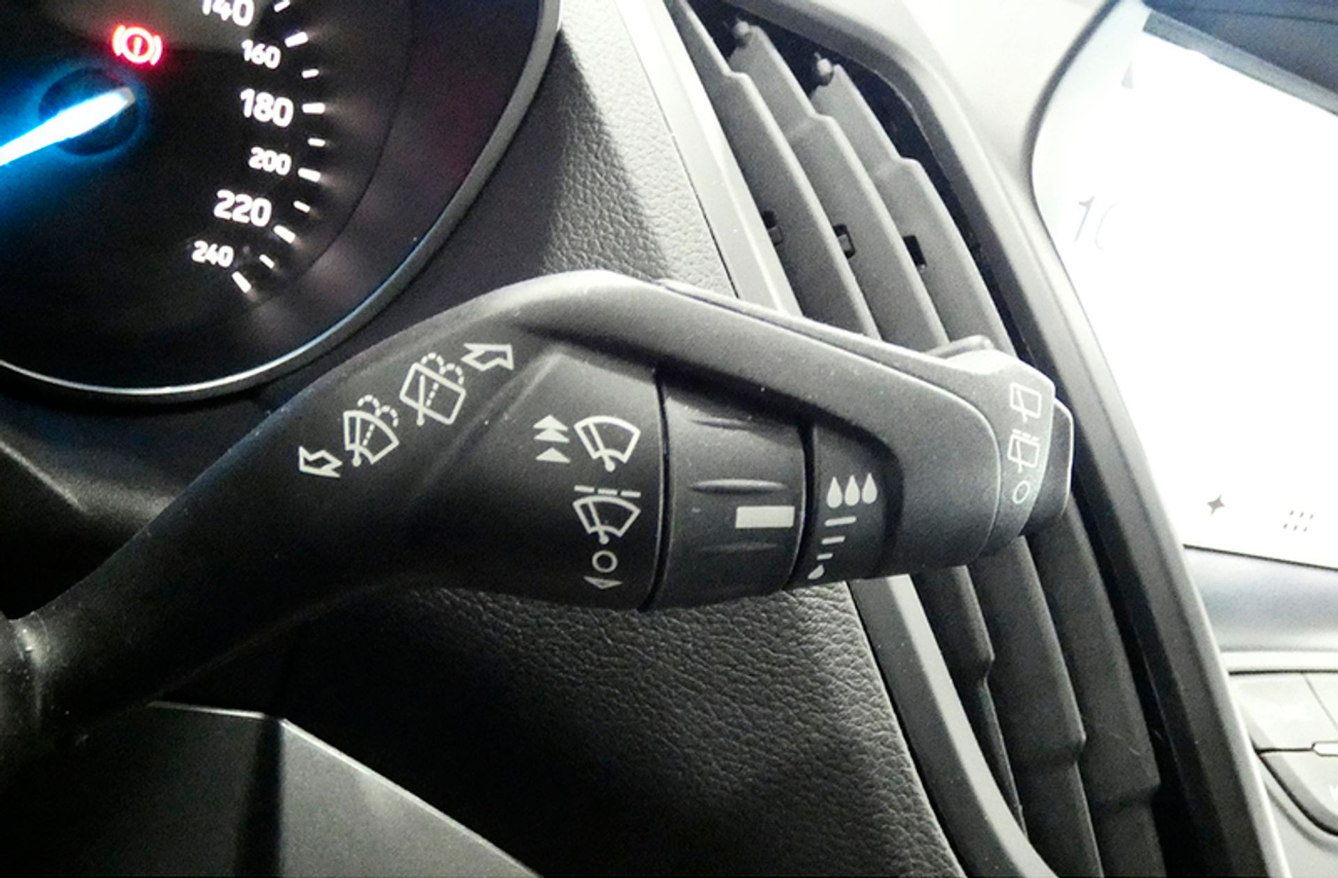 Ford Kuga 1.5 EcoBoost Trend 4x2 - foto 31
