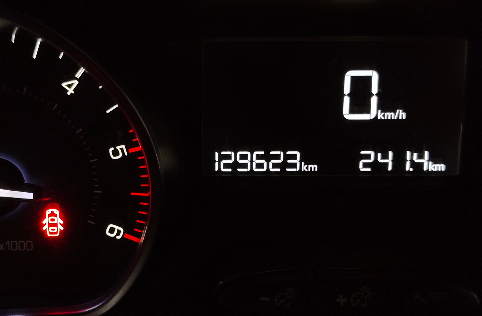 Peugeot 2008 BlueHDi 100 Signature - foto 9