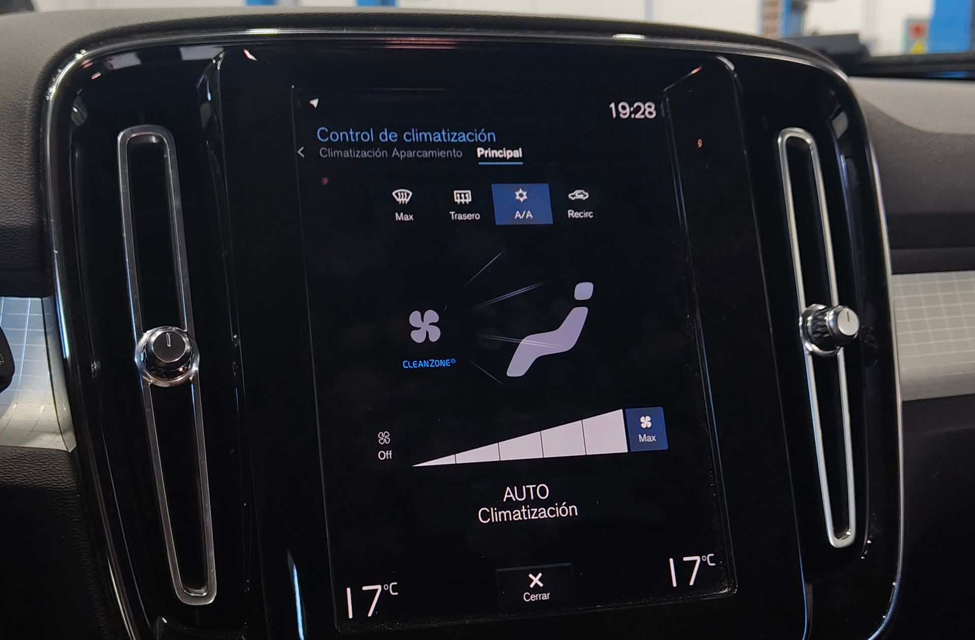 Volvo XC40 T2 Momentum Pro - foto 32