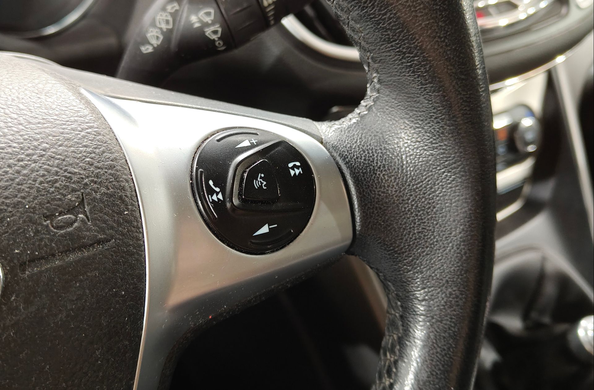 Ford Kuga 1.5 EcoBoost Trend 4x2 - foto 27