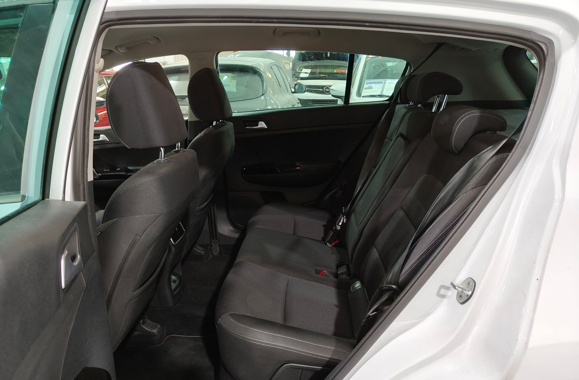 Kia Sportage 1.6 MHEV Black Edition - foto 12