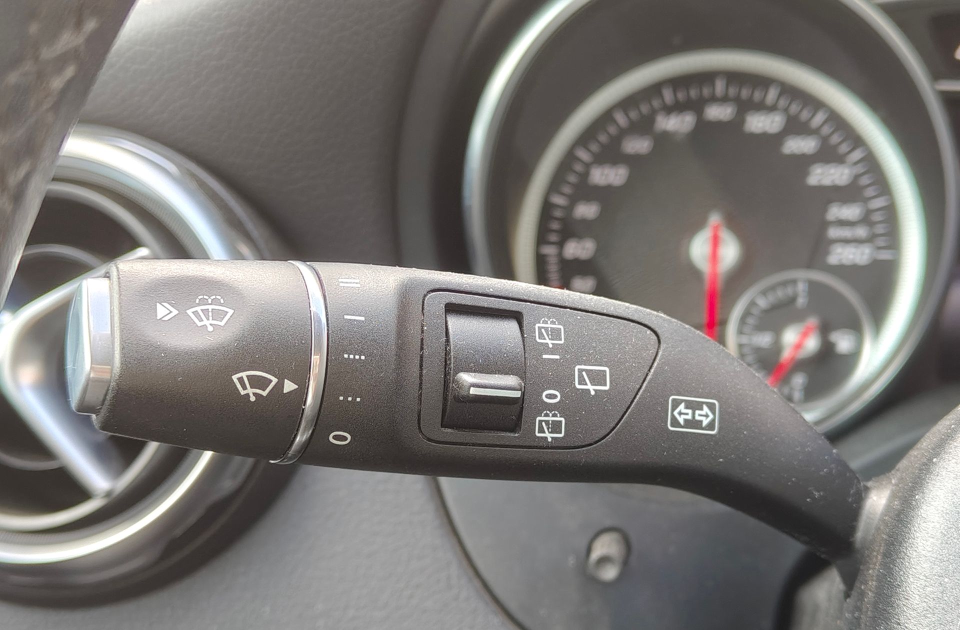 Mercedes-Benz GLA 180 - foto 32