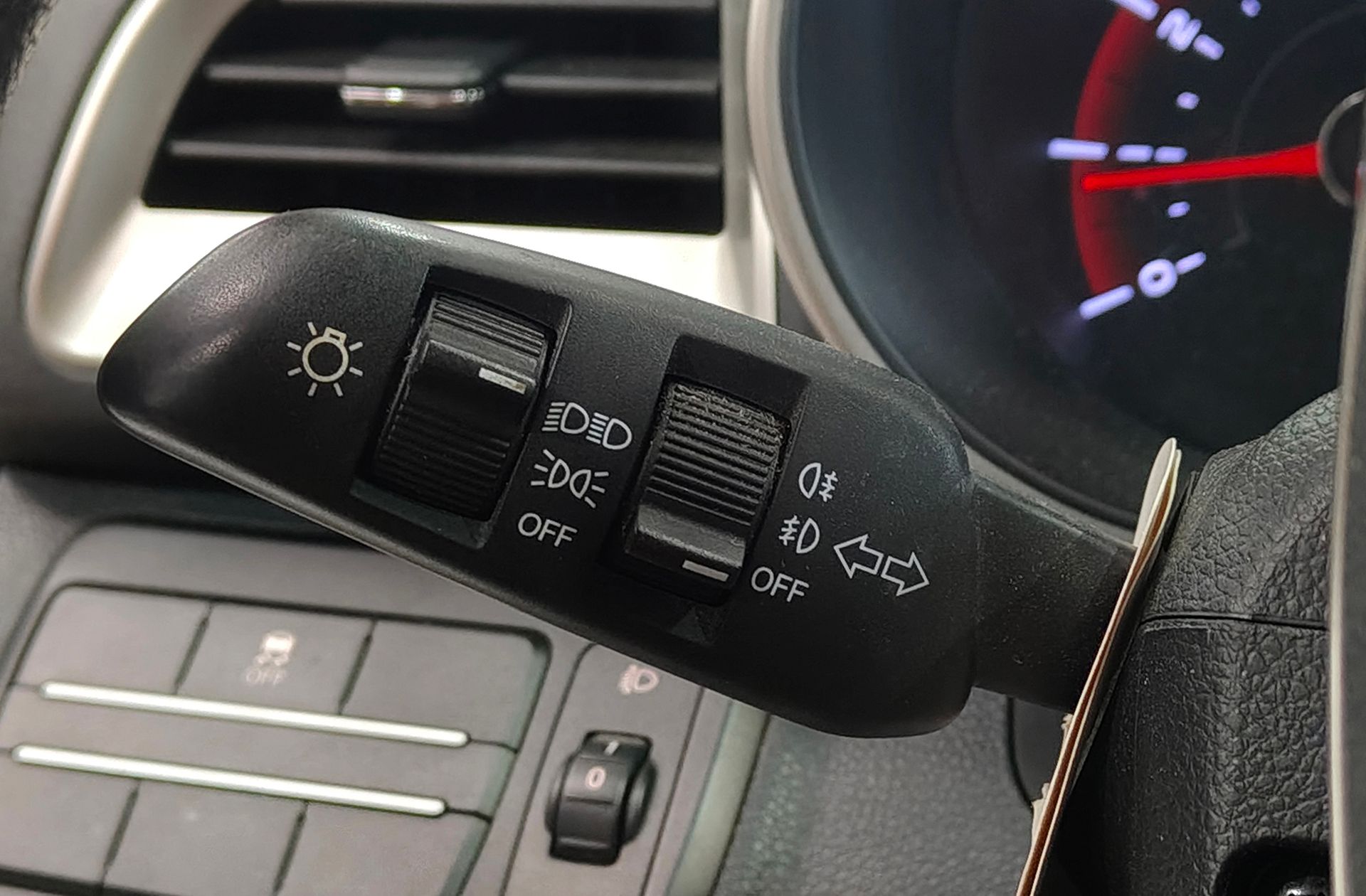 SsangYong Tivoli G16 GLP Premium 4x2 - foto 25