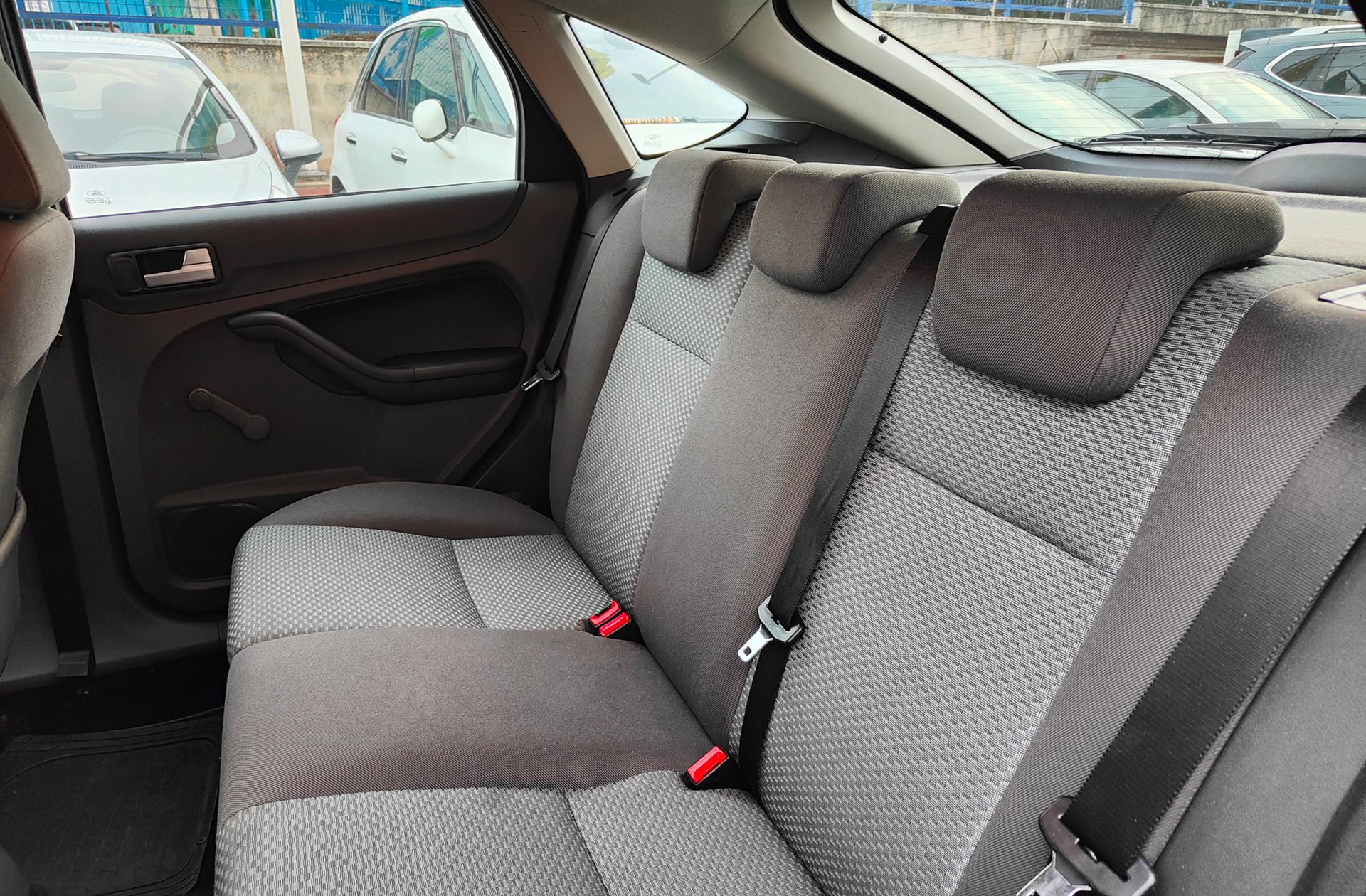 Ford Focus 1.6 Trend - foto 9