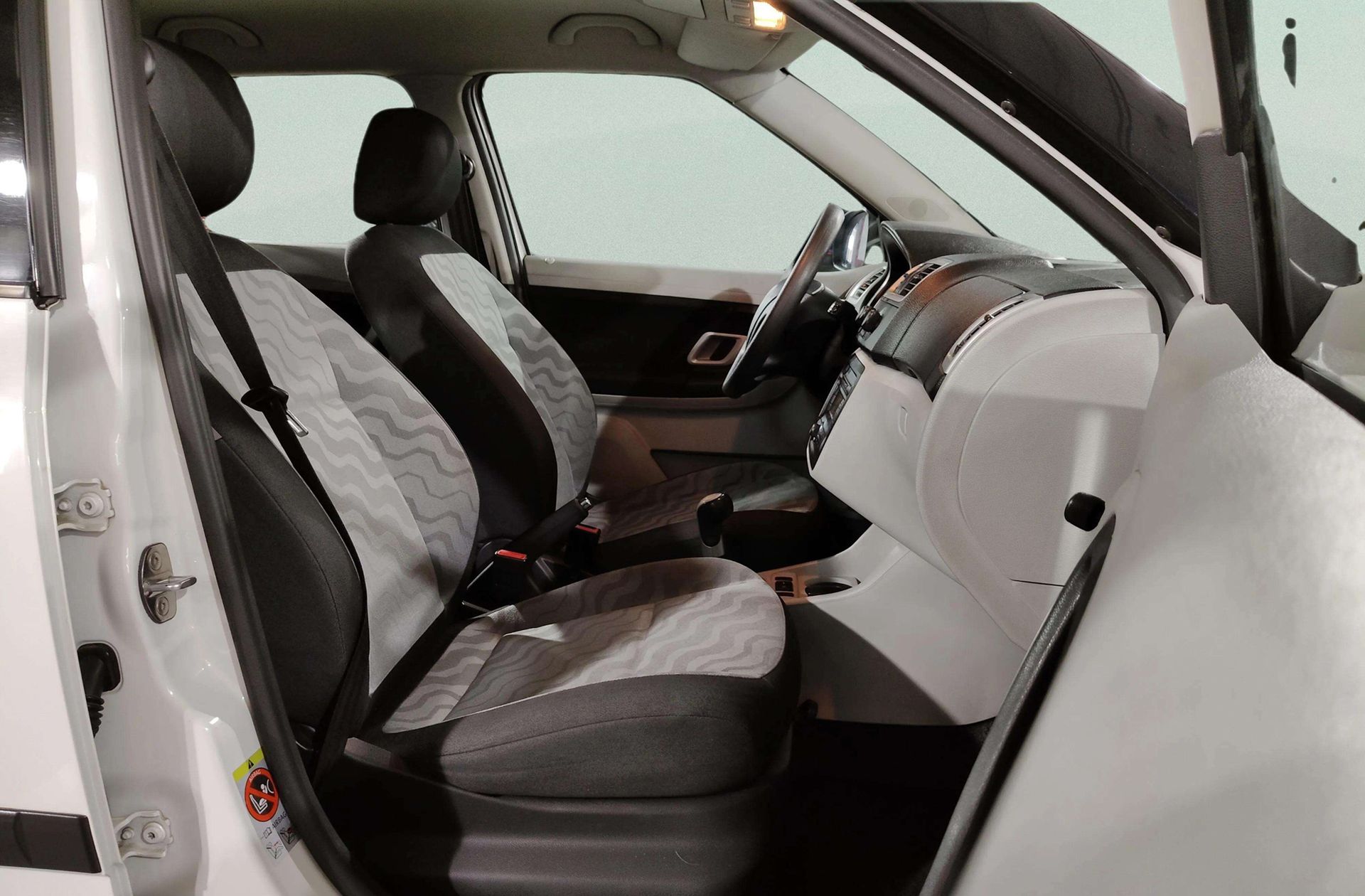 Škoda Fabia 1.2 Young - foto 14
