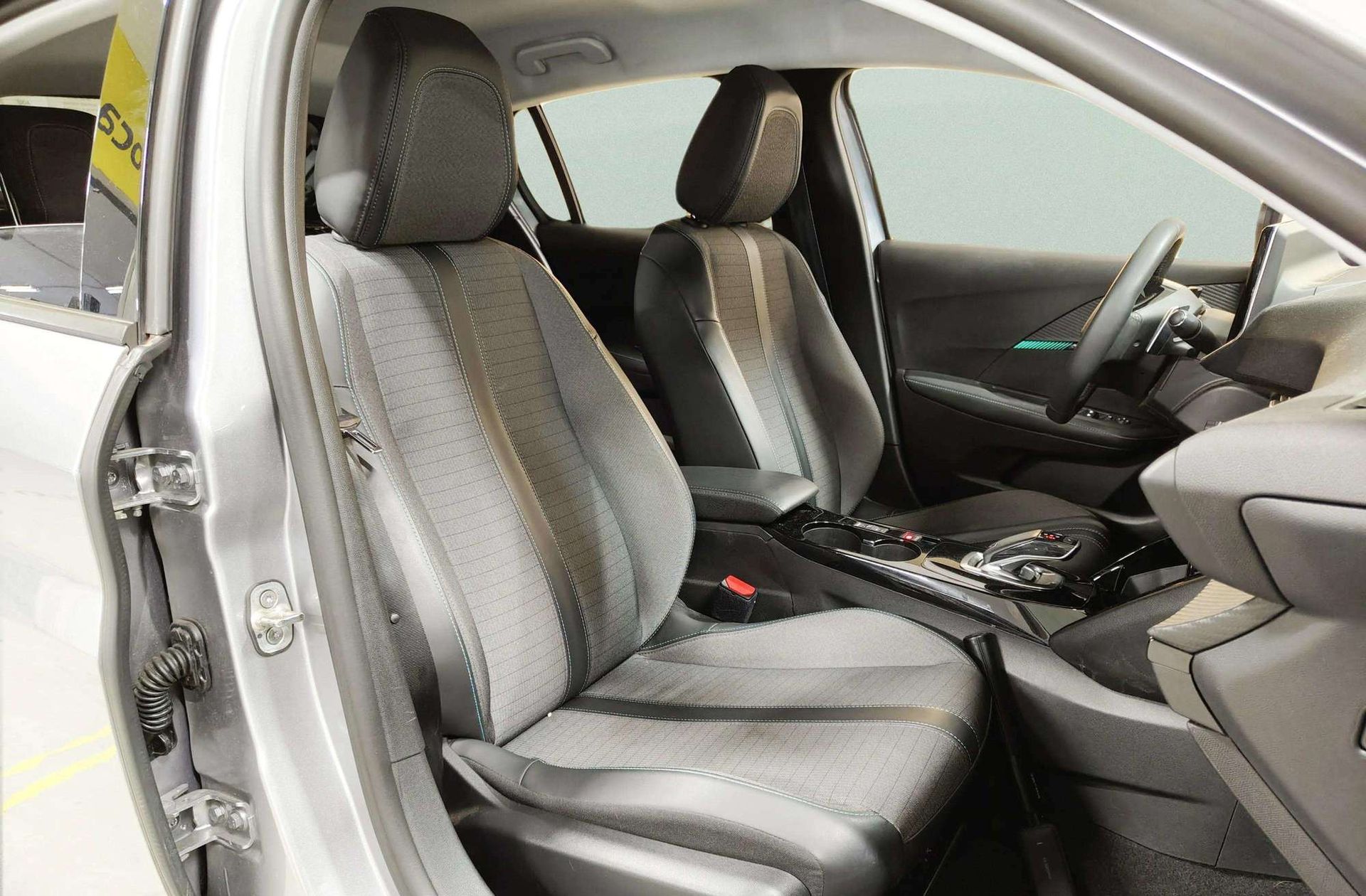 Peugeot 208 PureTech 100 Allure Pack EAT8 - foto 21