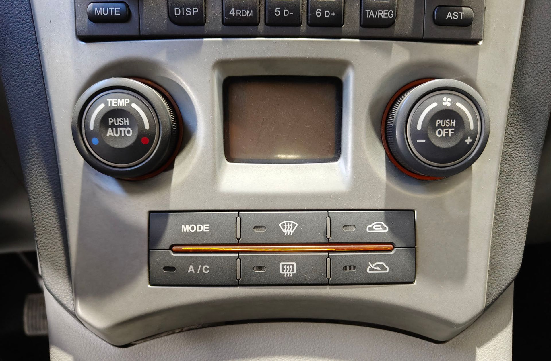 Kia Carens 2.0 CRDi VGT Emotion - foto 22