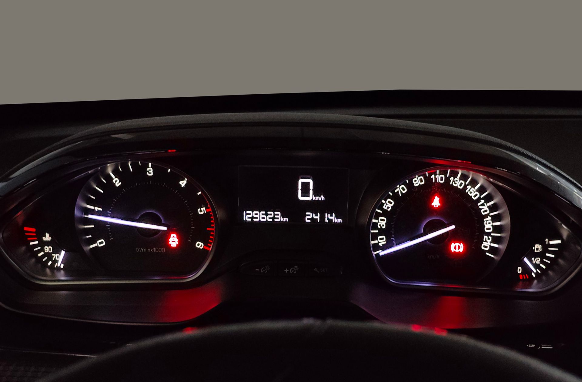 Peugeot 2008 BlueHDi 100 Signature - foto 19