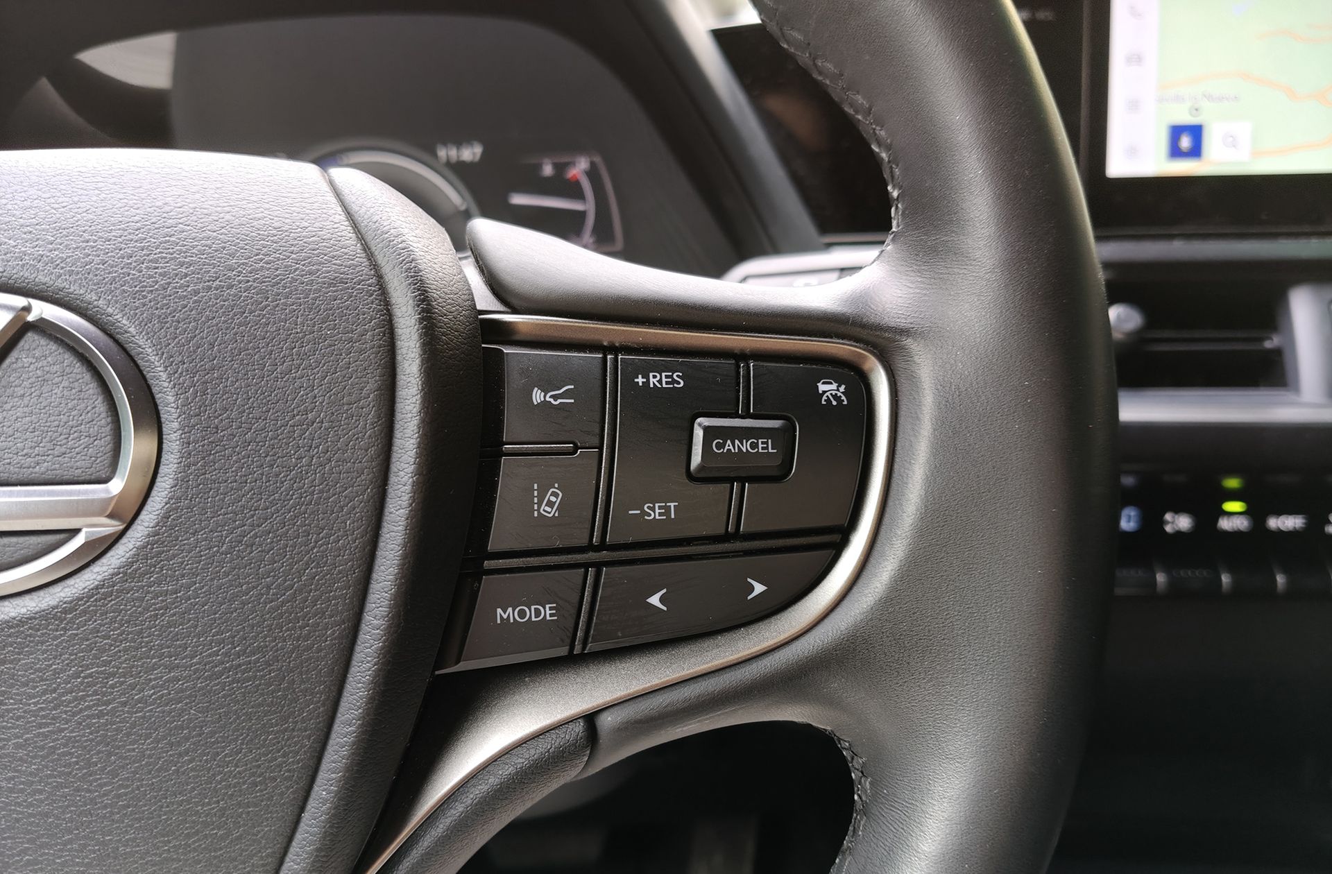 Lexus UX 250h Premium - foto 31