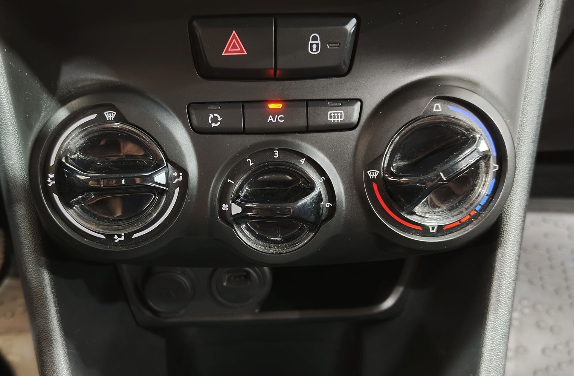 Peugeot 208 1.2 PureTech Signature - foto 29
