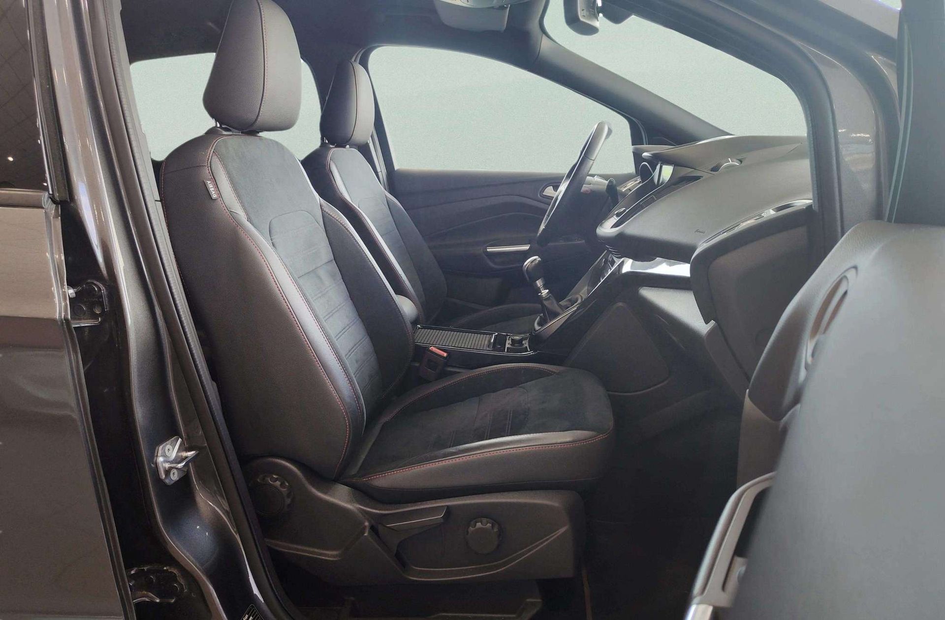 Ford Kuga 1.5 EcoBoost ST-Line Limited Edition 4x2 - foto 24
