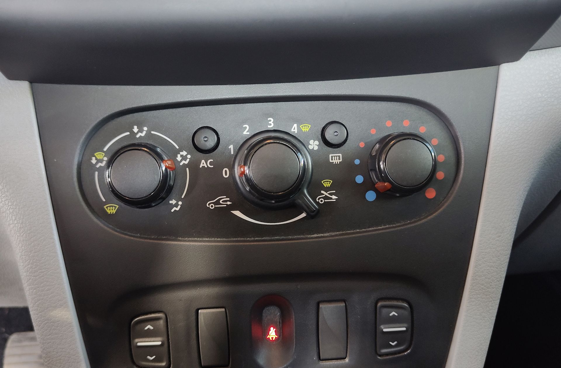 Dacia Logan dCi 90 Ambiance - foto 23