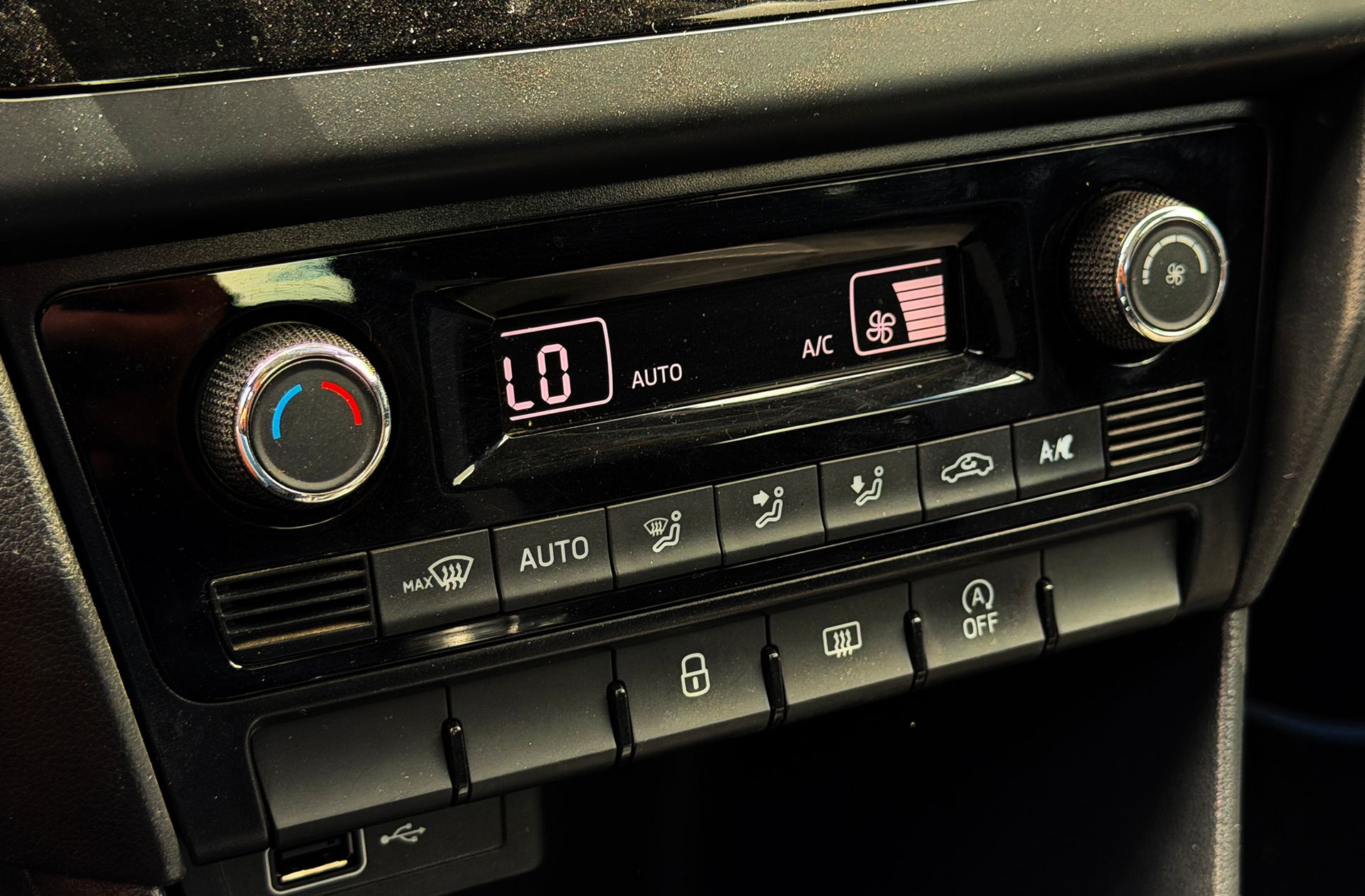 Škoda Rapid 1.0 TSI Ambition - foto 26
