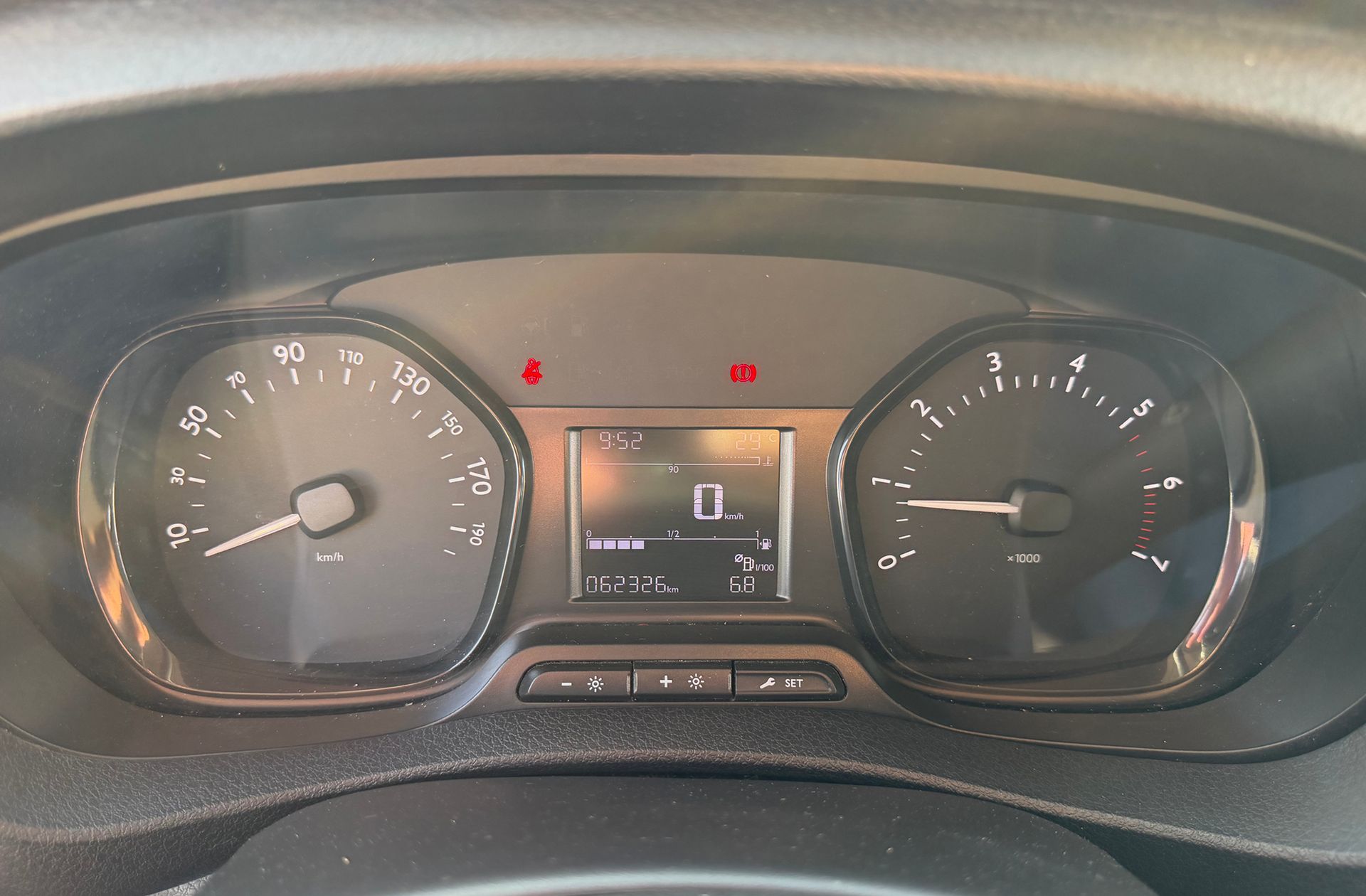 Peugeot Expert Furgon DC 2.0 BlueHDi 120 Pro Standard - foto 17