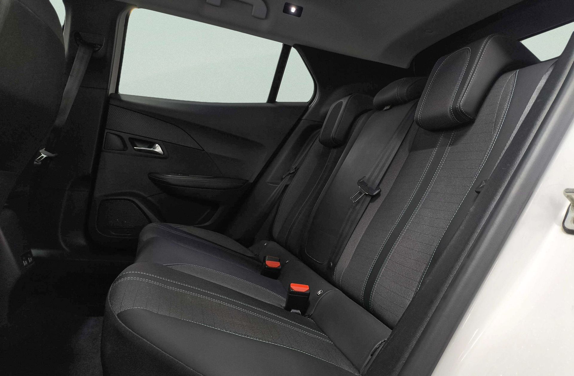 Peugeot 2008 PureTech 130 Allure EAT8 - foto 10