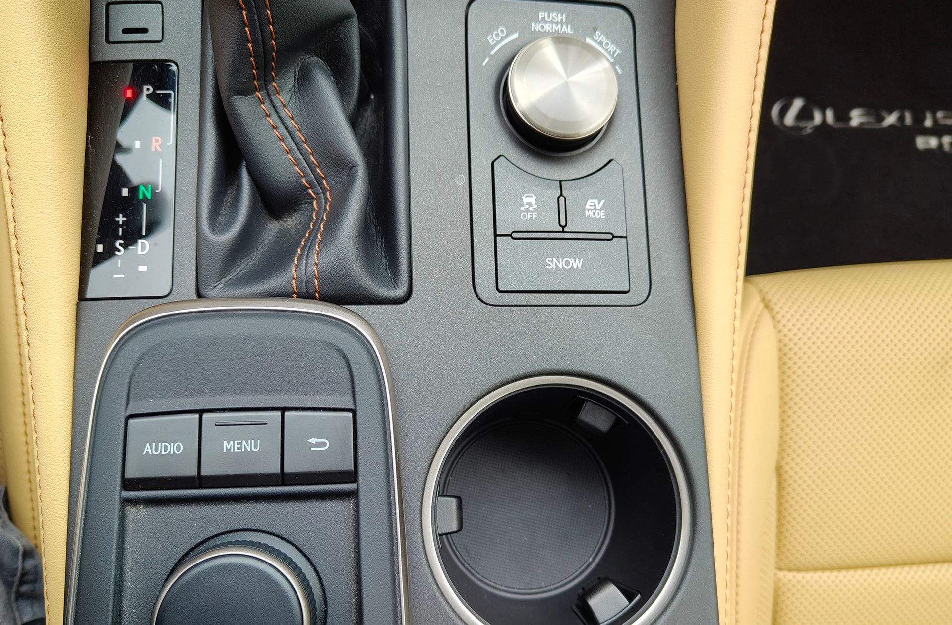 Lexus RC 300h Executive - foto 30