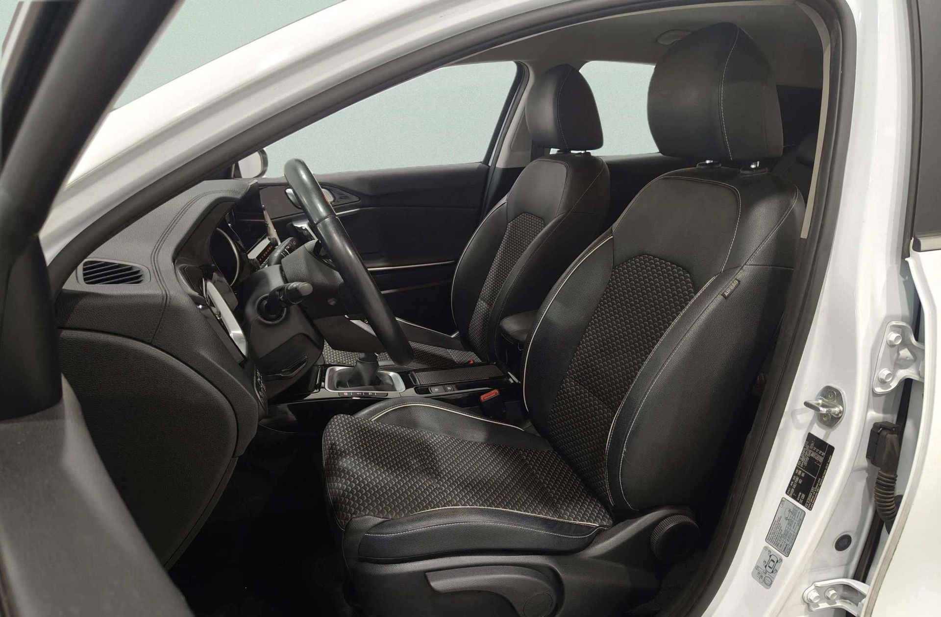 Kia XCeed 1.5 MHEV iMT Tech - foto 14