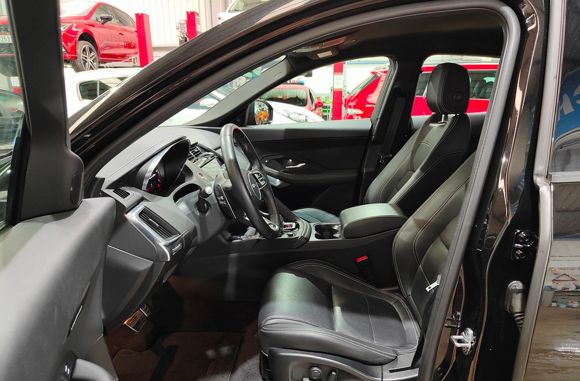 Jaguar E-Pace 2.0D MHEV R-Dynamic S 4WD - foto 13