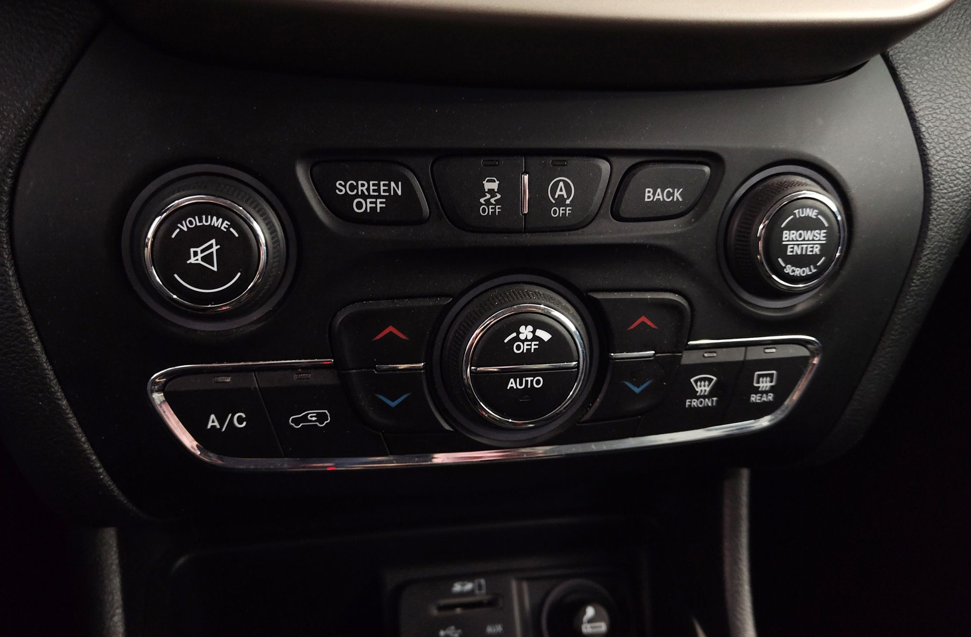 Jeep Cherokee 2.2D Night Eagle 4x4 ADI Aut. - foto 33