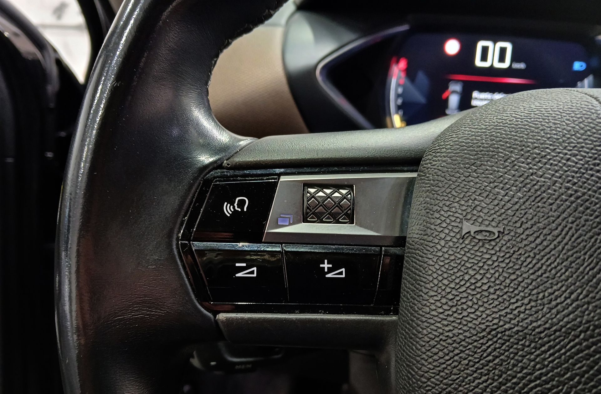 DS DS 3 Crossback BlueHDi 110 So Chic - foto 24