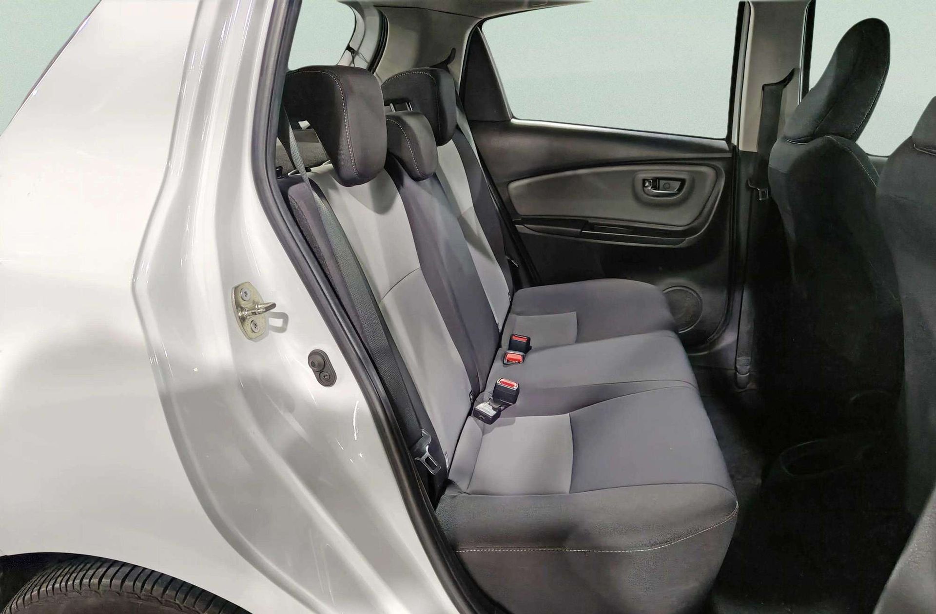 Toyota Yaris 70 Active - foto 12