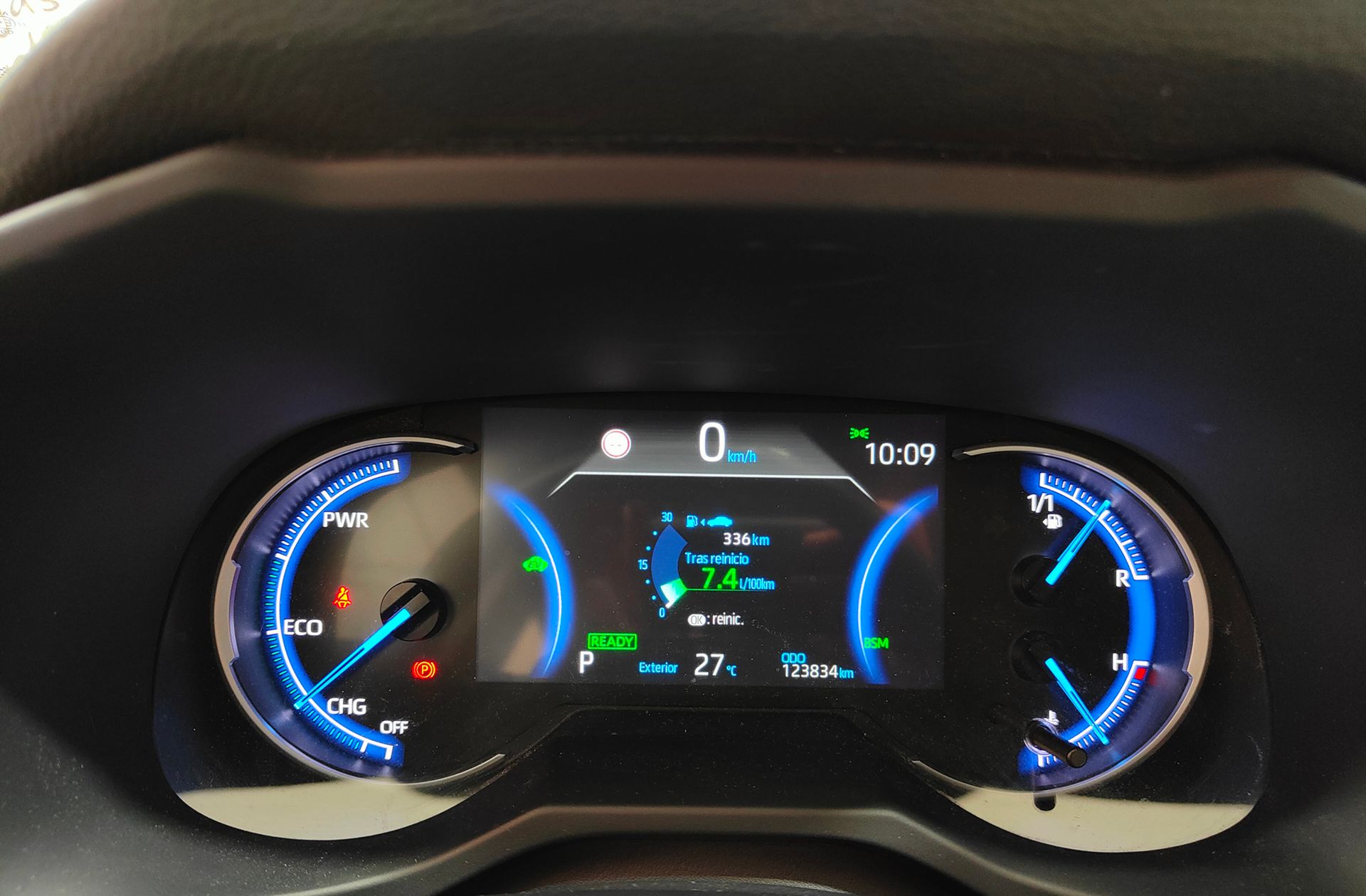 Toyota RAV4 2.5l Hybrid Luxury - foto 26