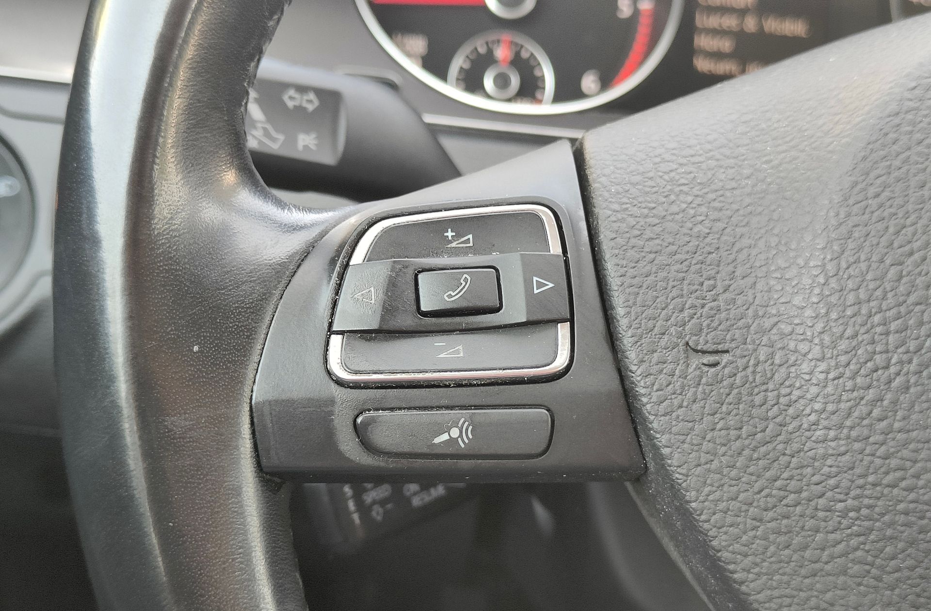 Volkswagen Passat 2.0 TDI DPF Edition Plus - foto 25