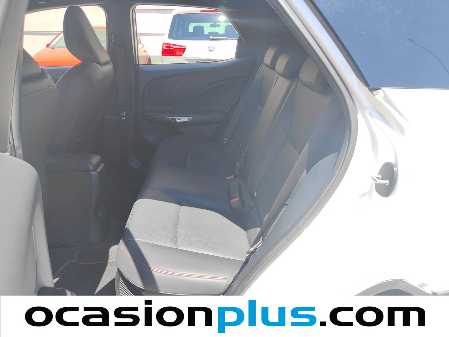 Foto asientos traseros Lexus LBX Lexus LBX 1.5 HEV Emotion+  (136 CV)
