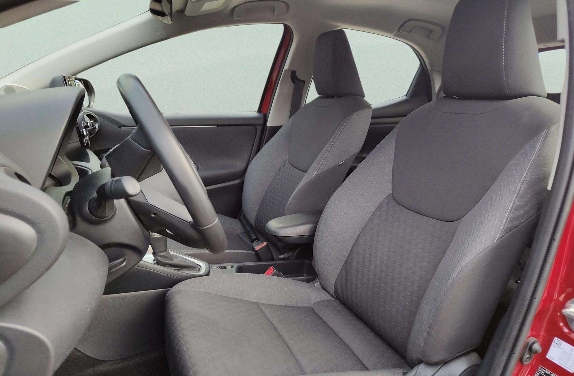 Toyota Yaris 120H Active Plus - foto 8
