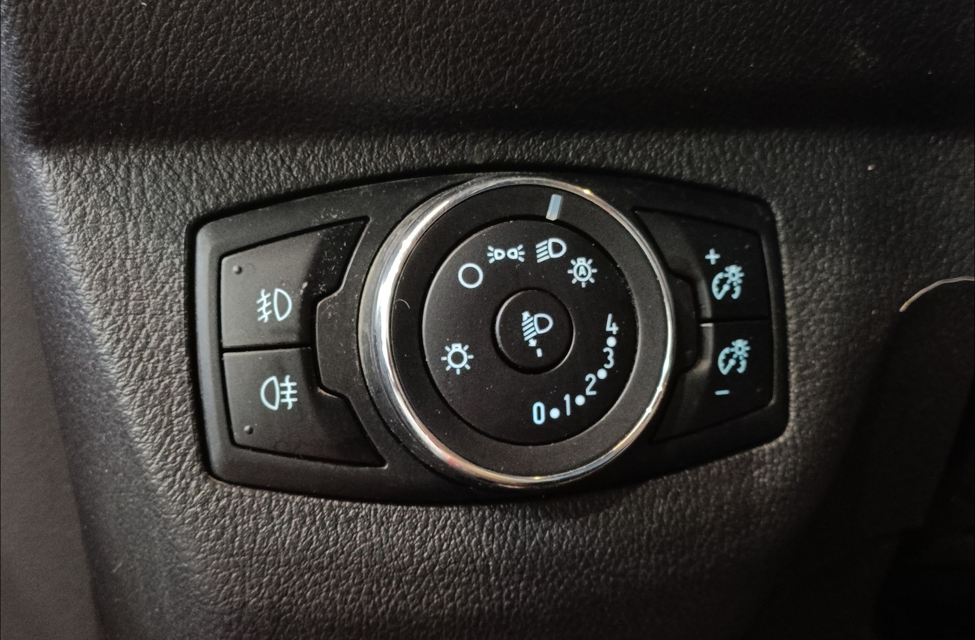 Ford Tourneo Courier 1.0 EcoBoost Titanium - foto 27