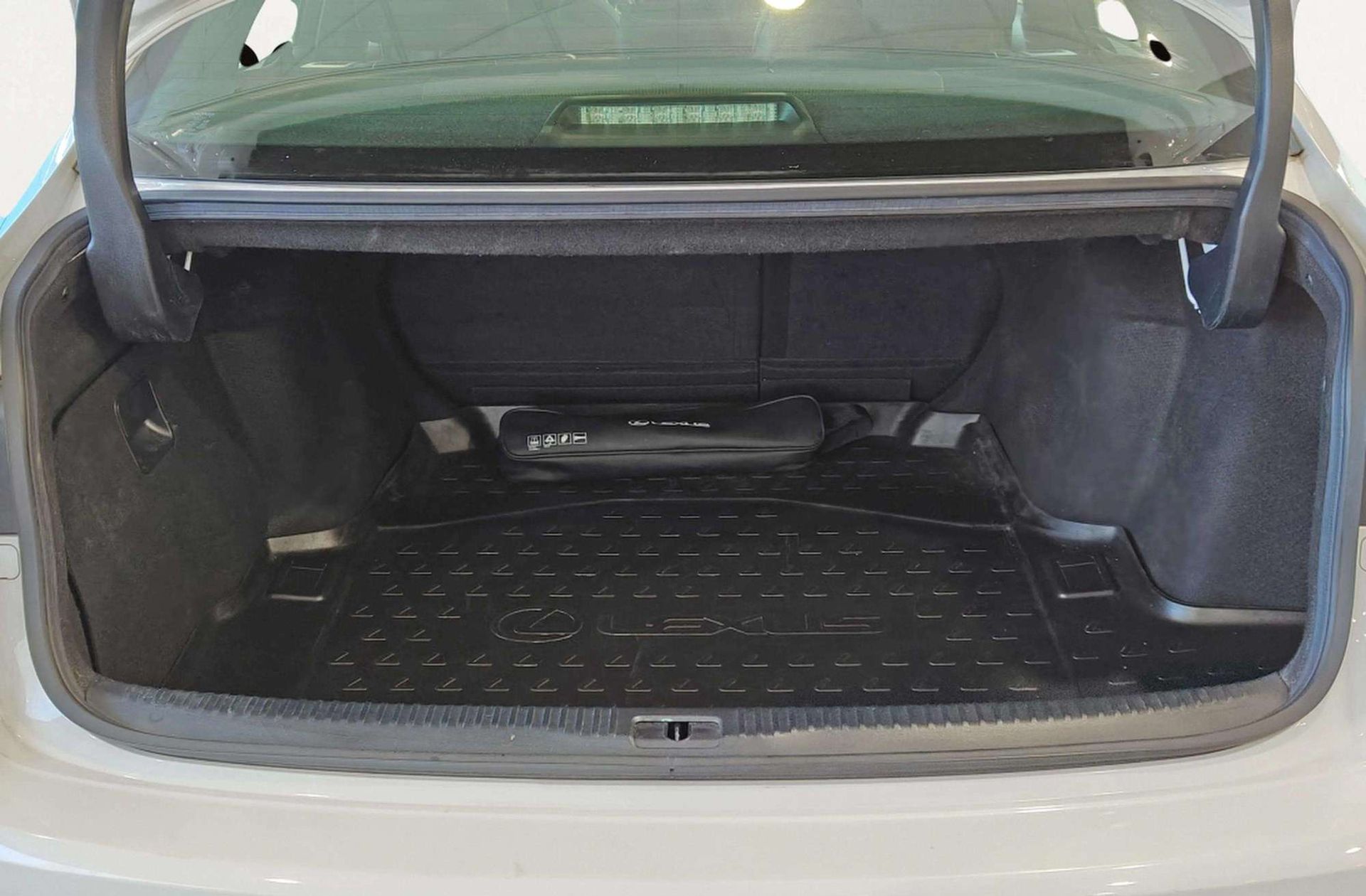 Lexus IS 300h F-Sport - foto 23