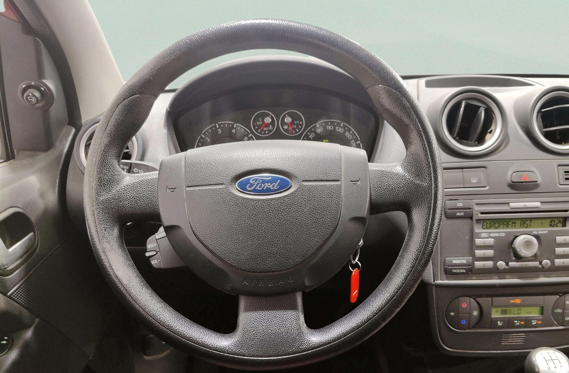 Ford Fiesta 1.4 Futura - foto 17