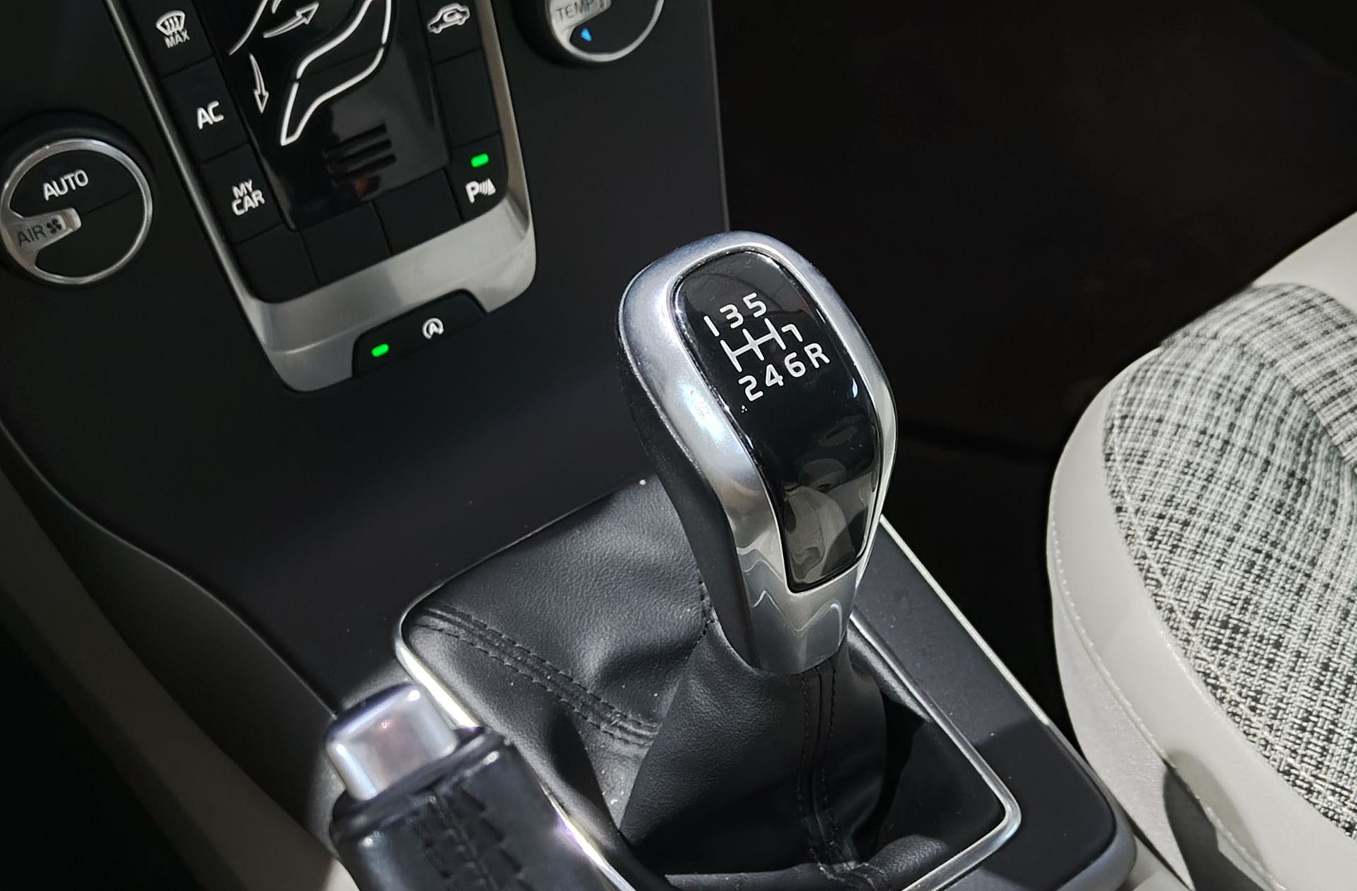 Volvo V40 D2 Momentum - foto 5