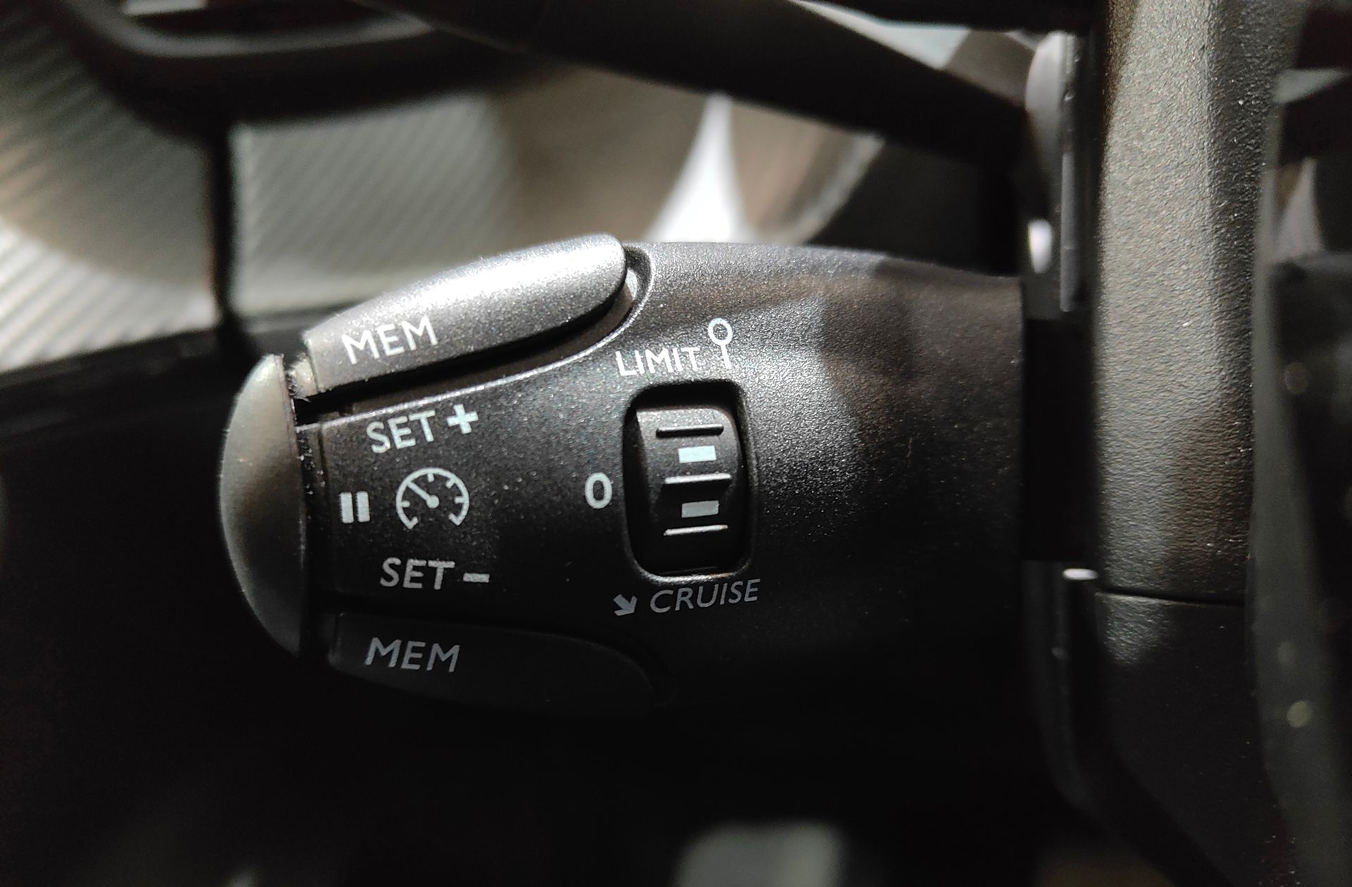 Peugeot 2008 Allure Hybrid eDCS6 - foto 28
