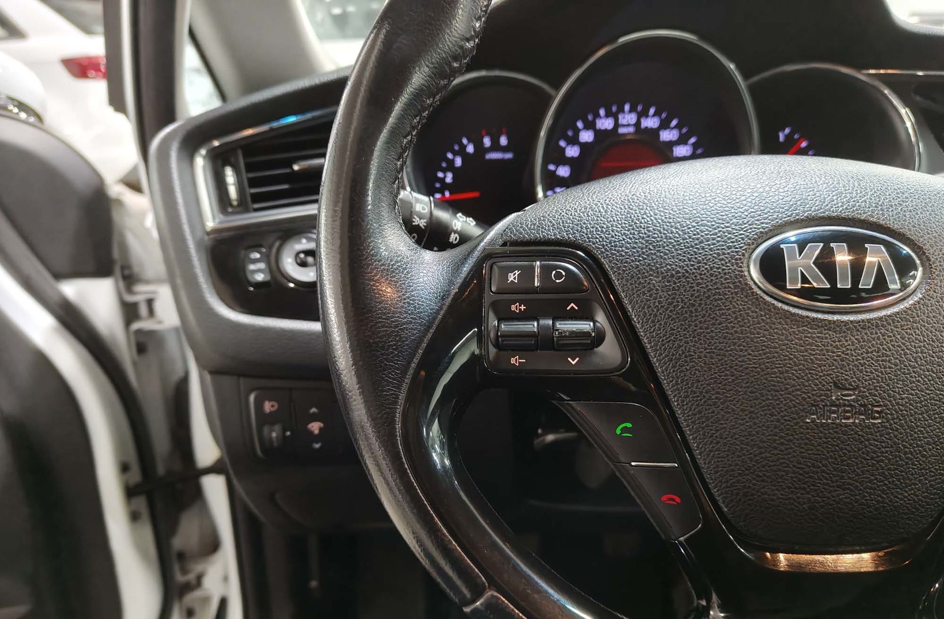Kia Ceed 1.6 CRDi VGT x-Tech17 - foto 24