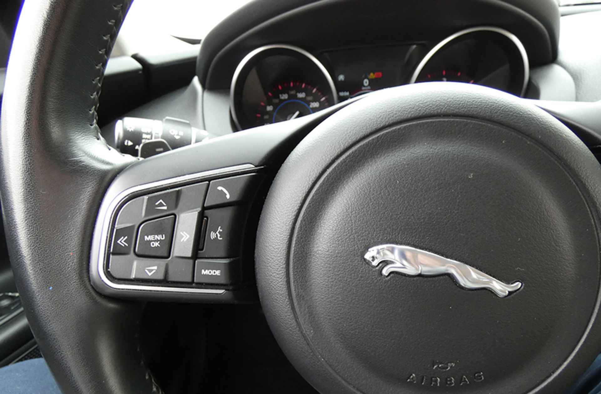 Jaguar XE 2.0 Diesel Pure RWD - foto 24