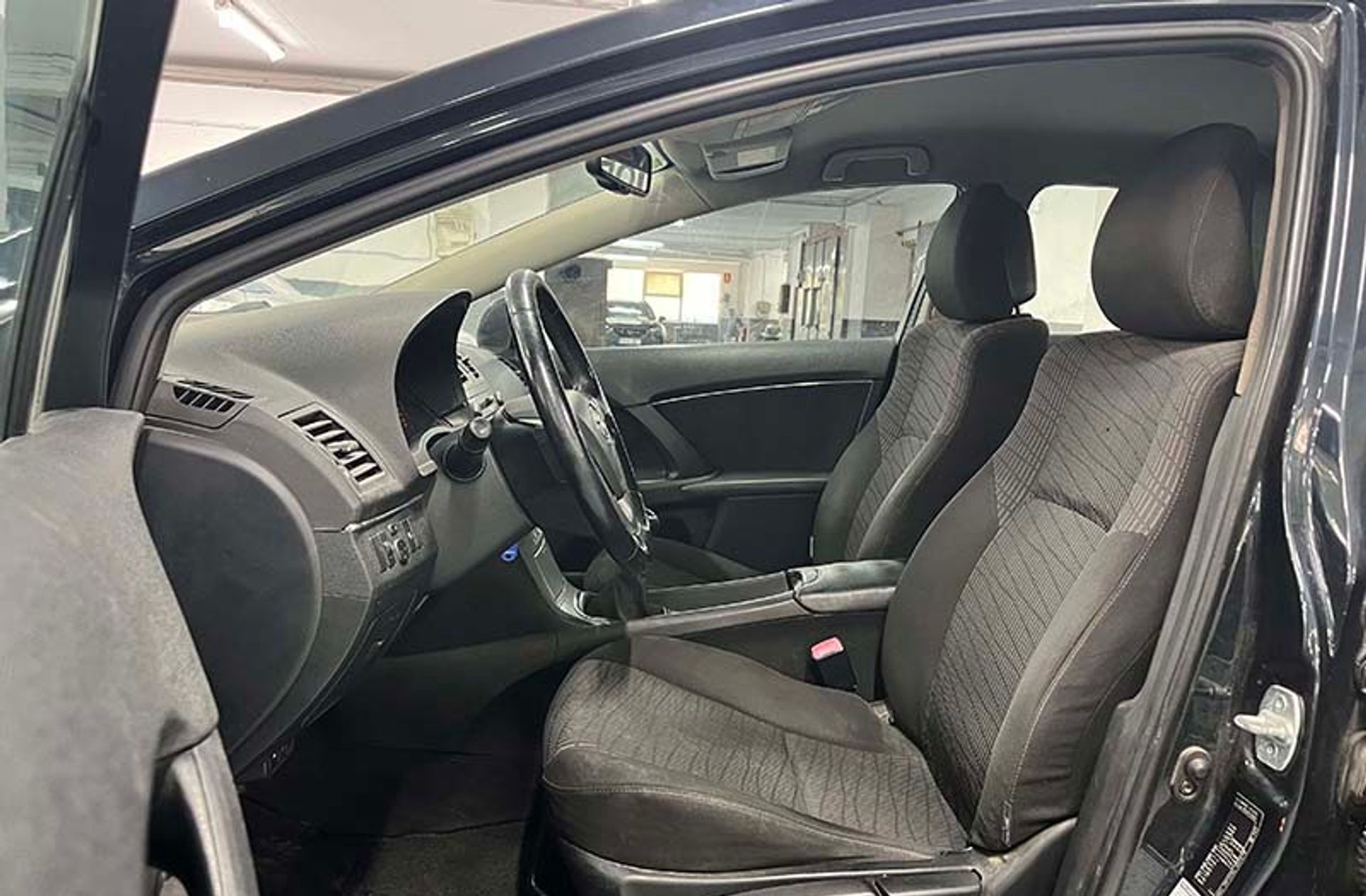 Toyota Avensis 2.0 D-4D Active - foto 8