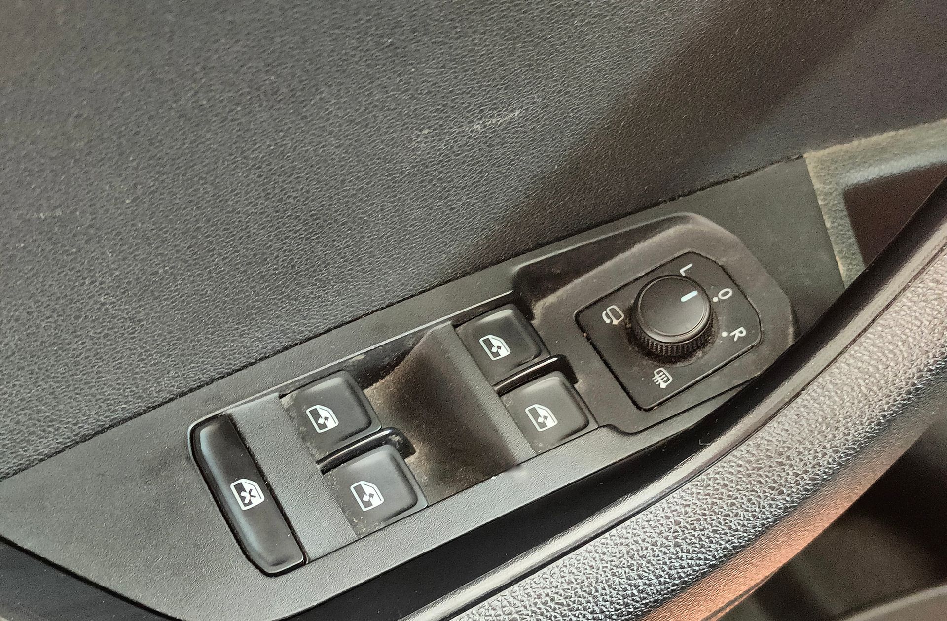 Škoda Karoq 1.6 TDI Ambition - foto 38