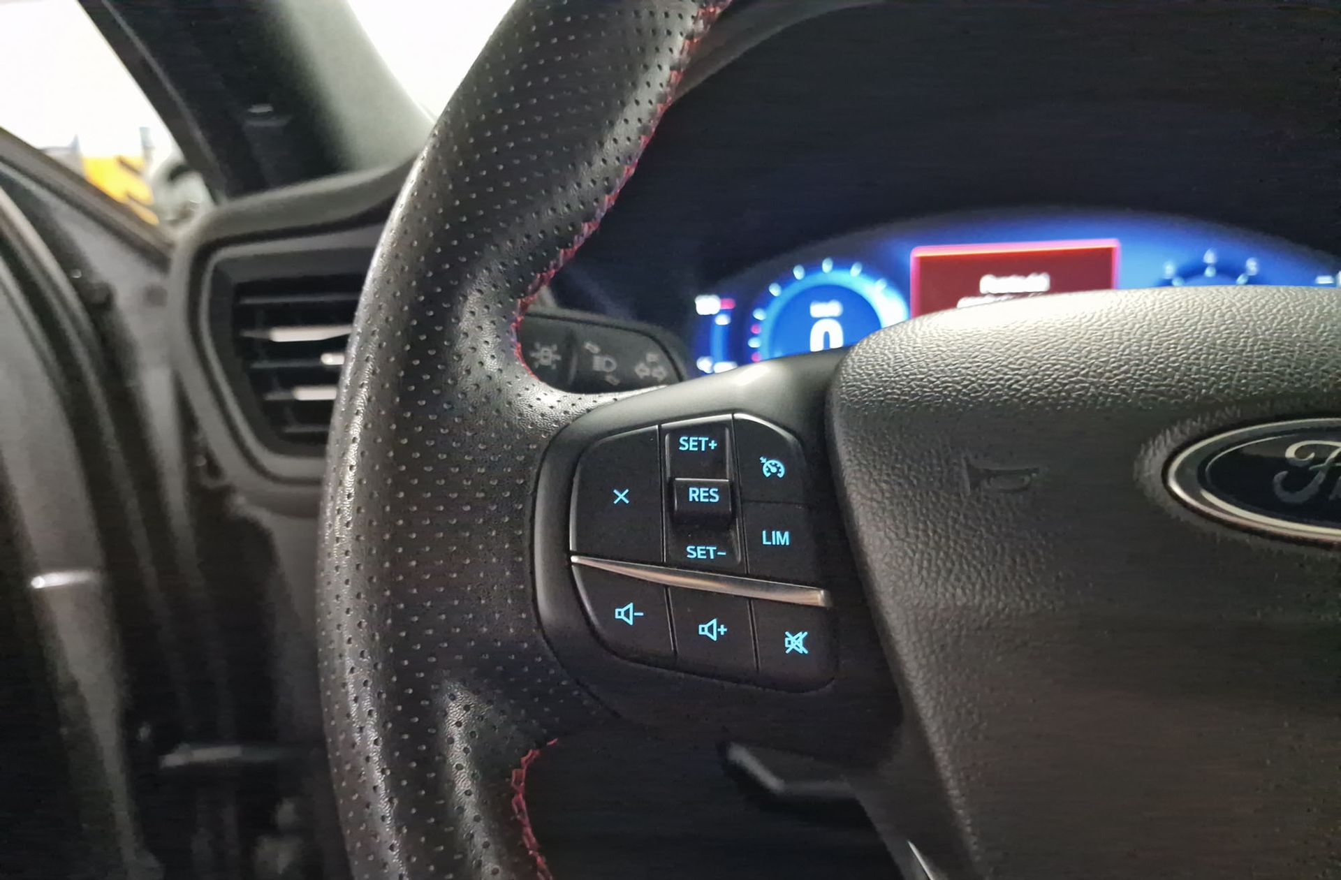 Ford Kuga 1.5T EcoBoost ST-Line X 4x2 - foto 30
