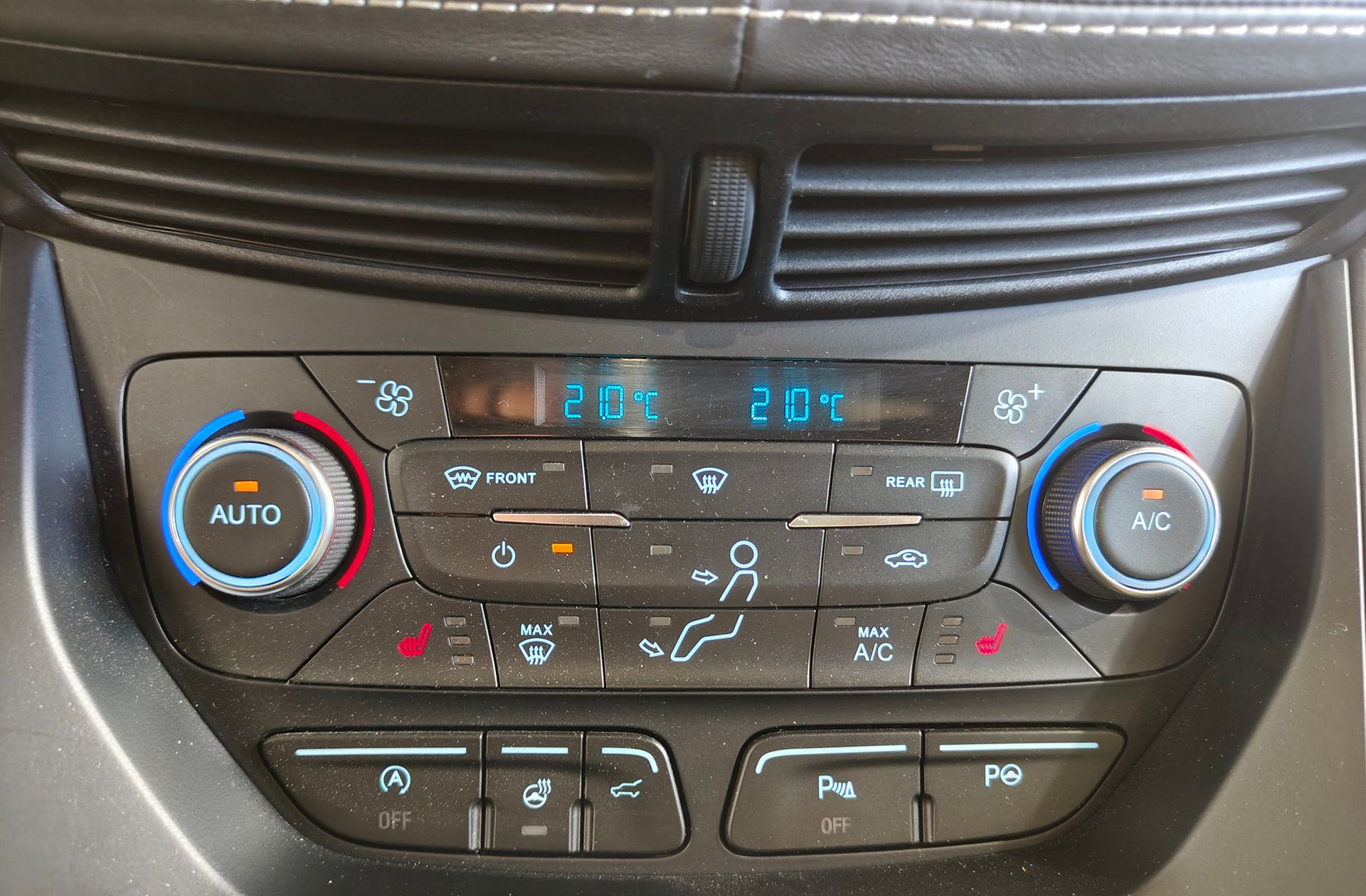 Ford Kuga 2.0 TDCi Vignale 4x4 Powershift - foto 37