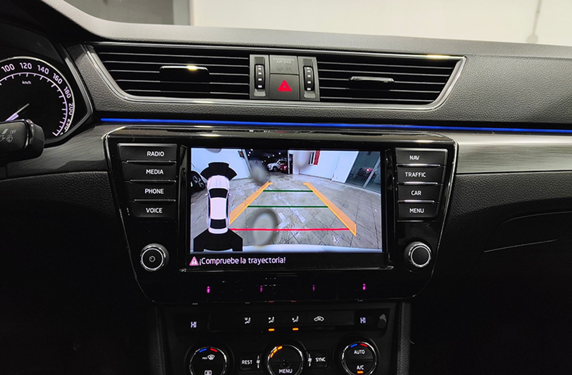 Škoda Superb 1.4 TSI Style DSG - foto 8