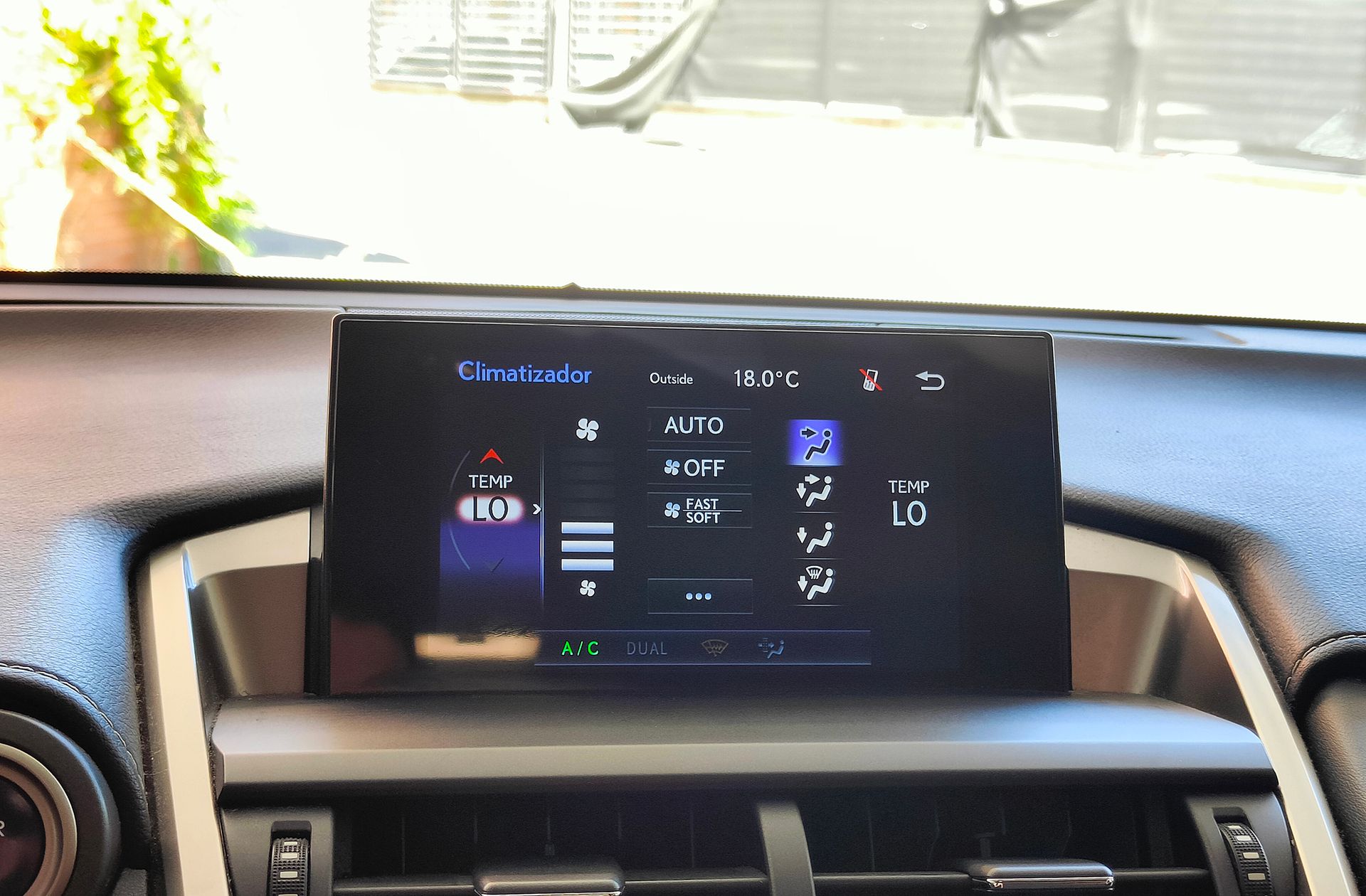 Lexus NX 300h Corporate 2WD - foto 32